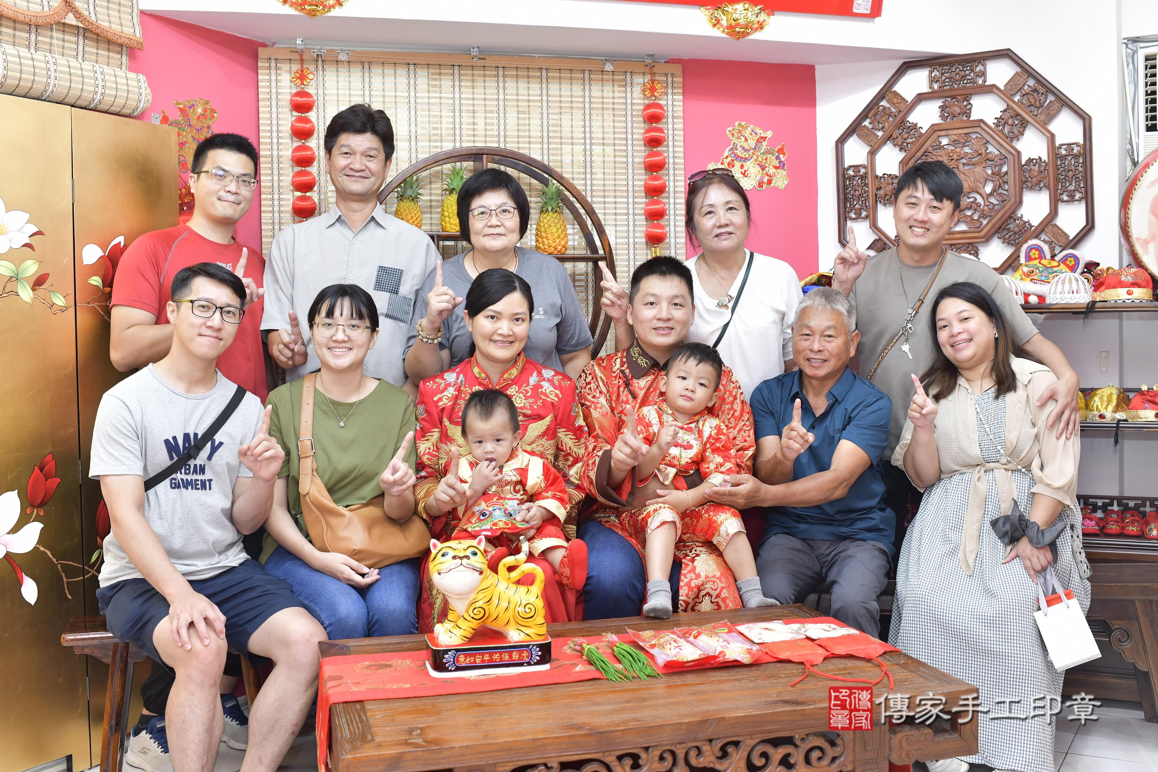 傳家手工印章新竹店、抓周、度脺、美式風會場、傳家嬰兒古禮、吉祥話、抓周道具物品24種、拍照。抓周證書。寶寶抓周、滿周歲、生日快樂、祝福
