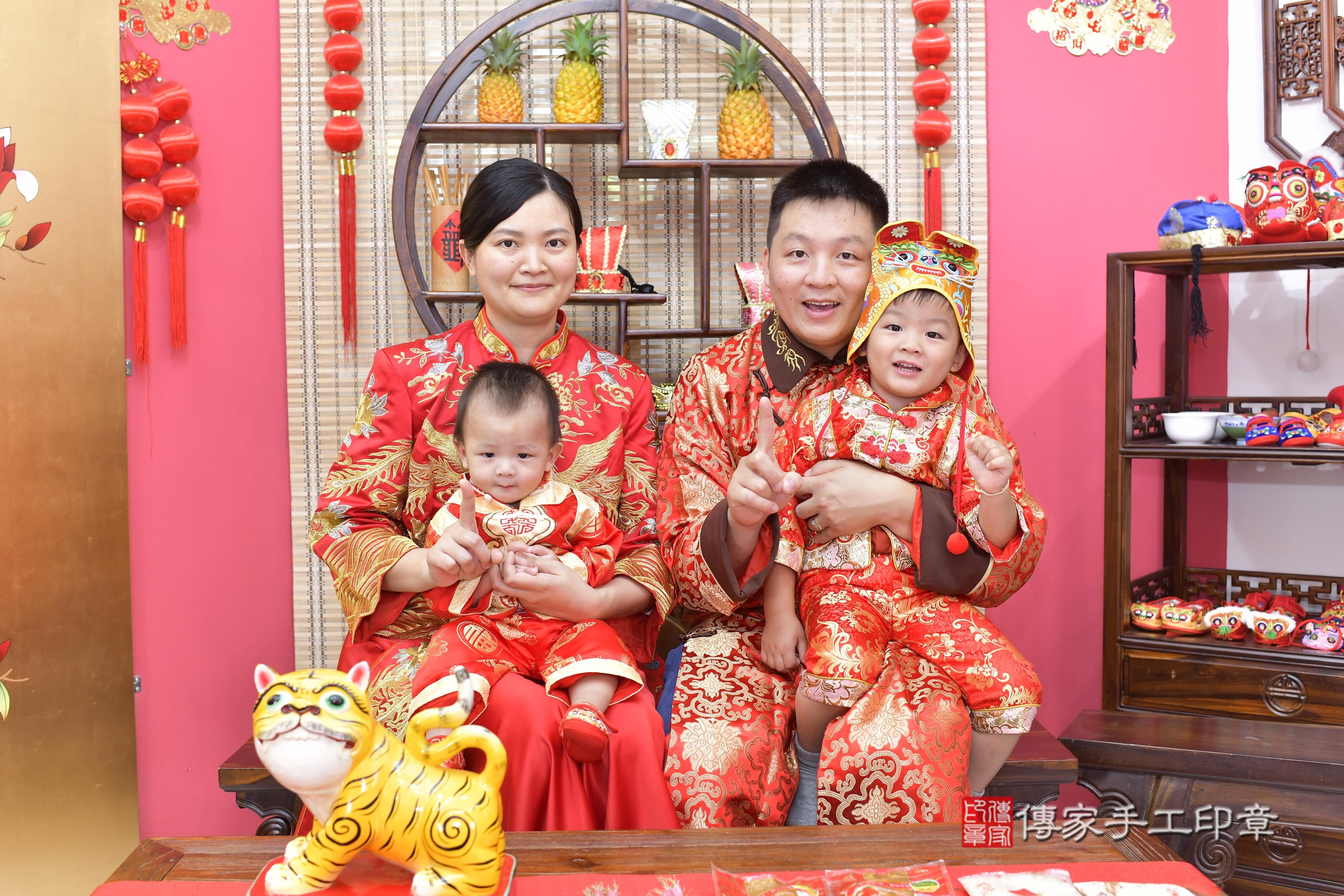 傳家手工印章新竹店、抓周、度脺、美式風會場、傳家嬰兒古禮、吉祥話、抓周道具物品24種、拍照。抓周證書。寶寶抓周、滿周歲、生日快樂、祝福
