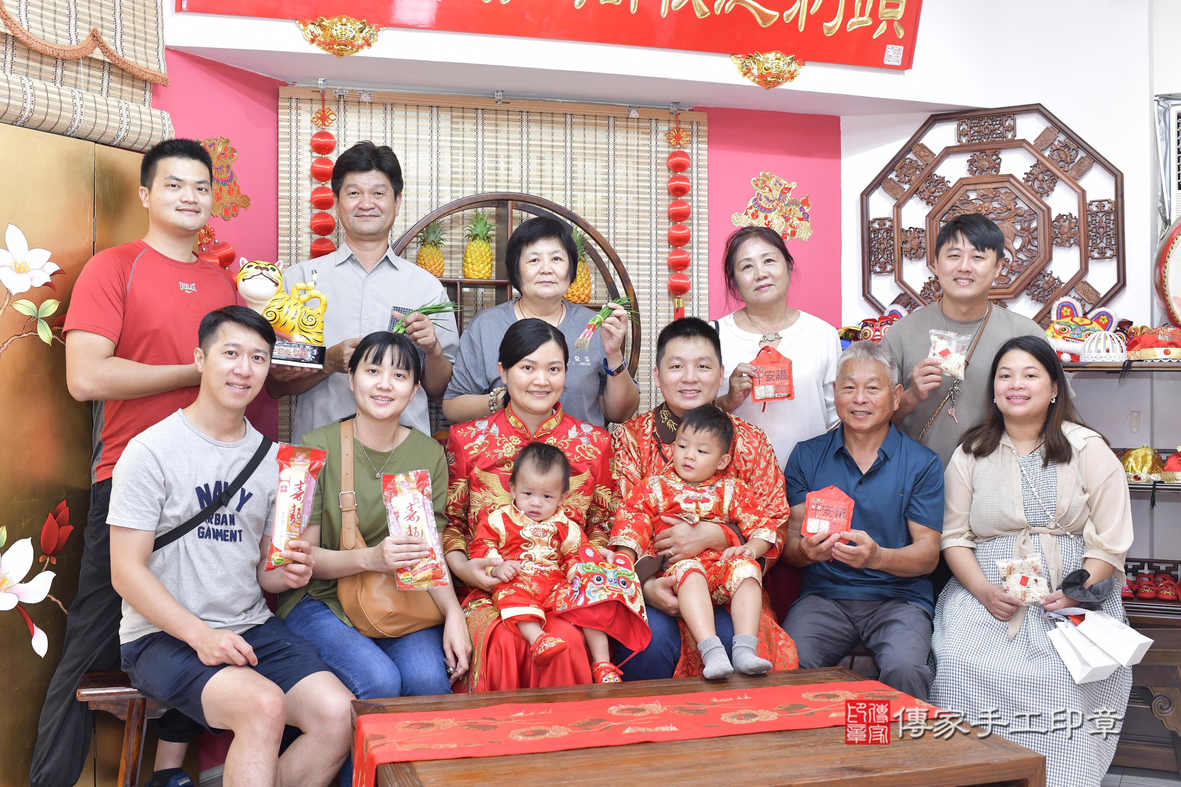 傳家手工印章新竹店、抓周、度脺、美式風會場、傳家嬰兒古禮、吉祥話、抓周道具物品24種、拍照。抓周證書。寶寶抓周、滿周歲、生日快樂、祝福