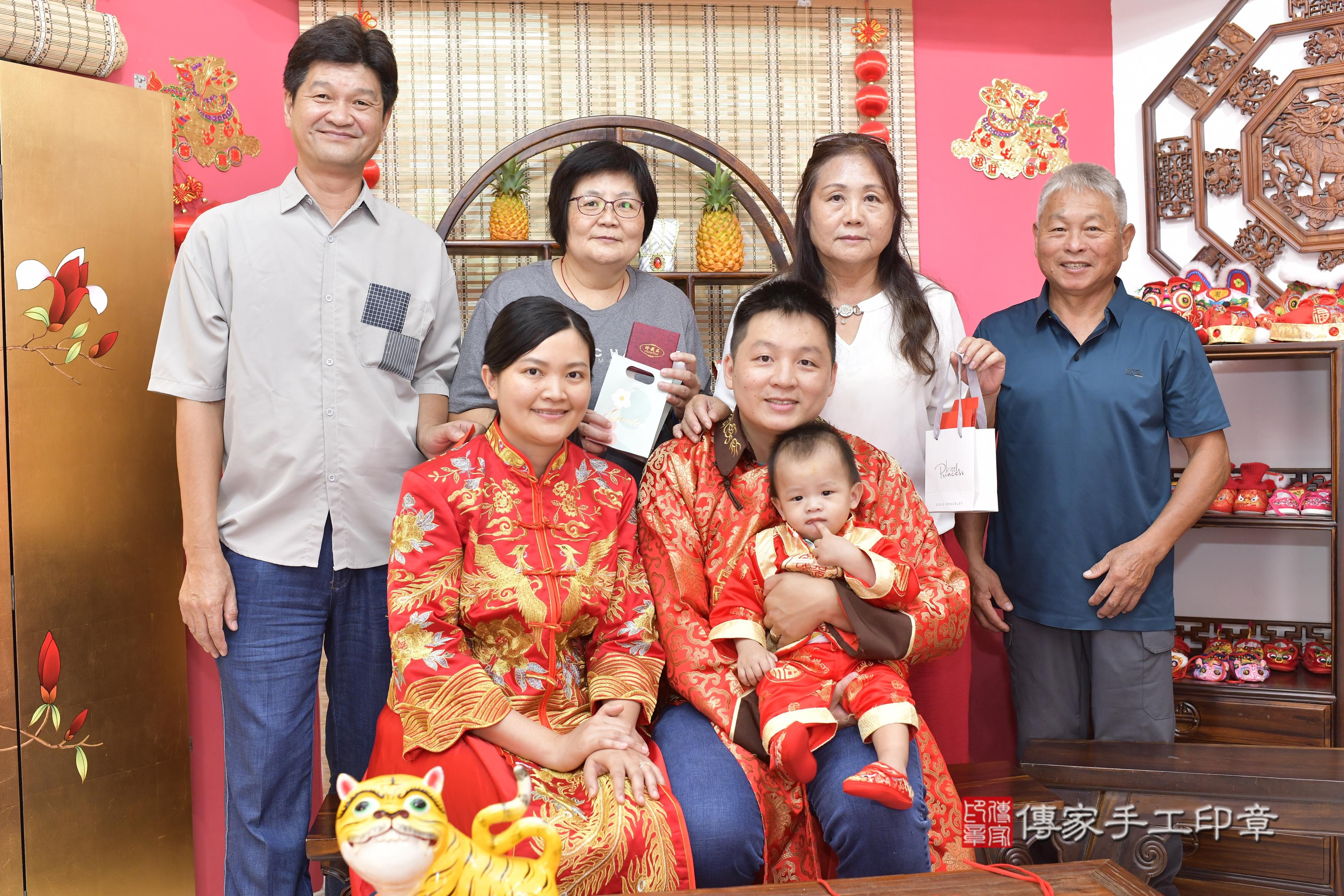 傳家手工印章新竹店、抓周、度脺、美式風會場、傳家嬰兒古禮、吉祥話、抓周道具物品24種、拍照。抓周證書。寶寶抓周、滿周歲、生日快樂、祝福