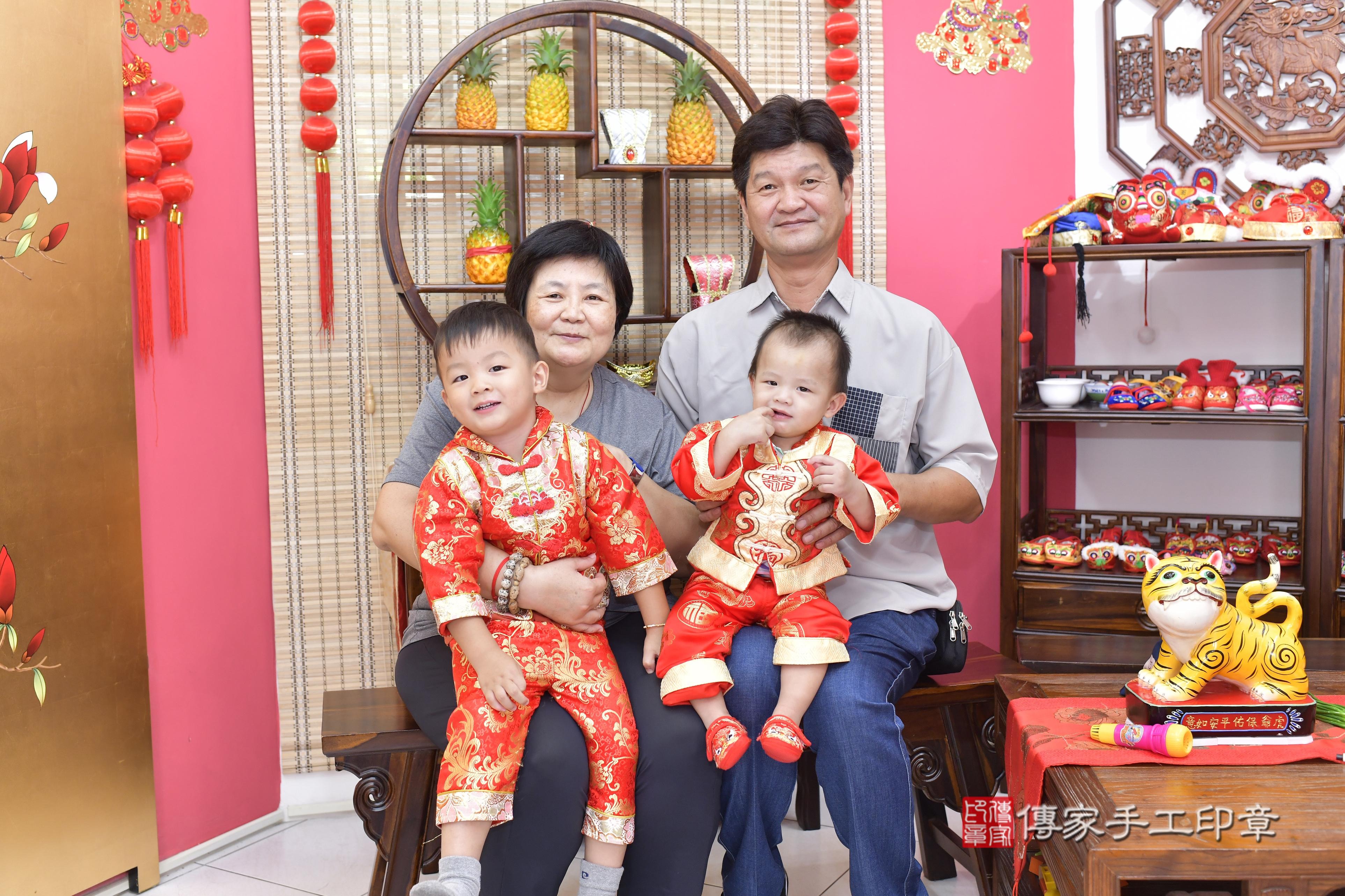 傳家手工印章新竹店、抓周、度脺、美式風會場、傳家嬰兒古禮、吉祥話、抓周道具物品24種、拍照。抓周證書。寶寶抓周、滿周歲、生日快樂、祝福