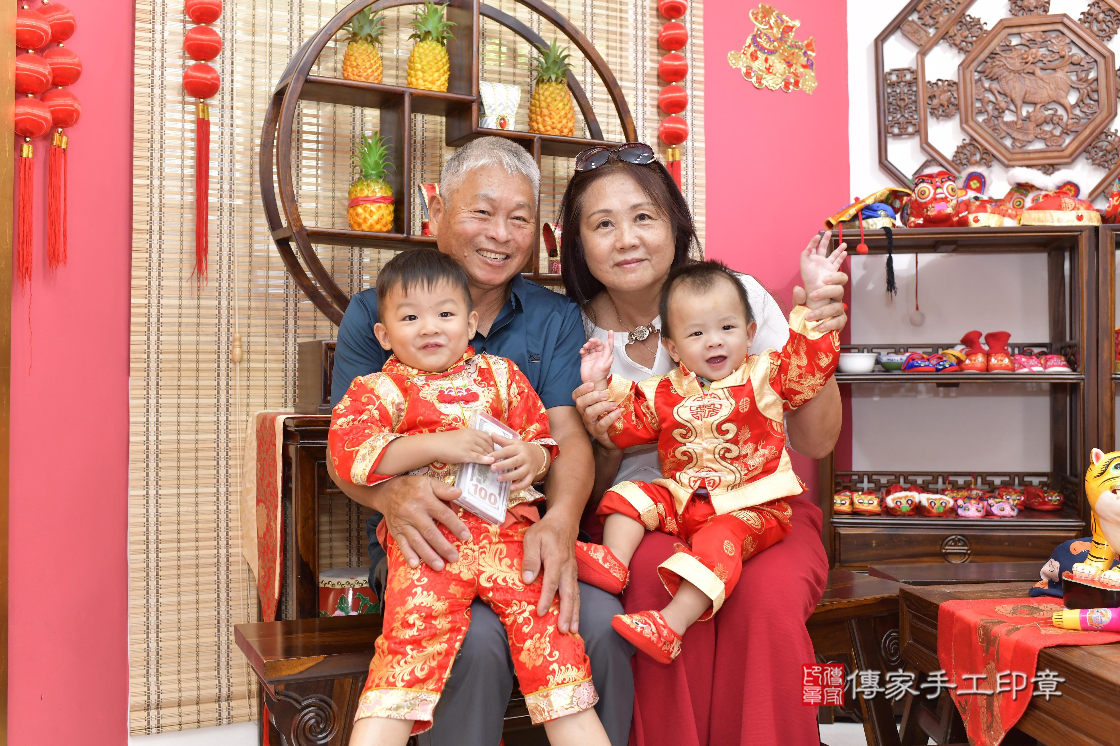 傳家手工印章新竹店、抓周、度脺、美式風會場、傳家嬰兒古禮、吉祥話、抓周道具物品24種、拍照。抓周證書。寶寶抓周、滿周歲、生日快樂、祝福