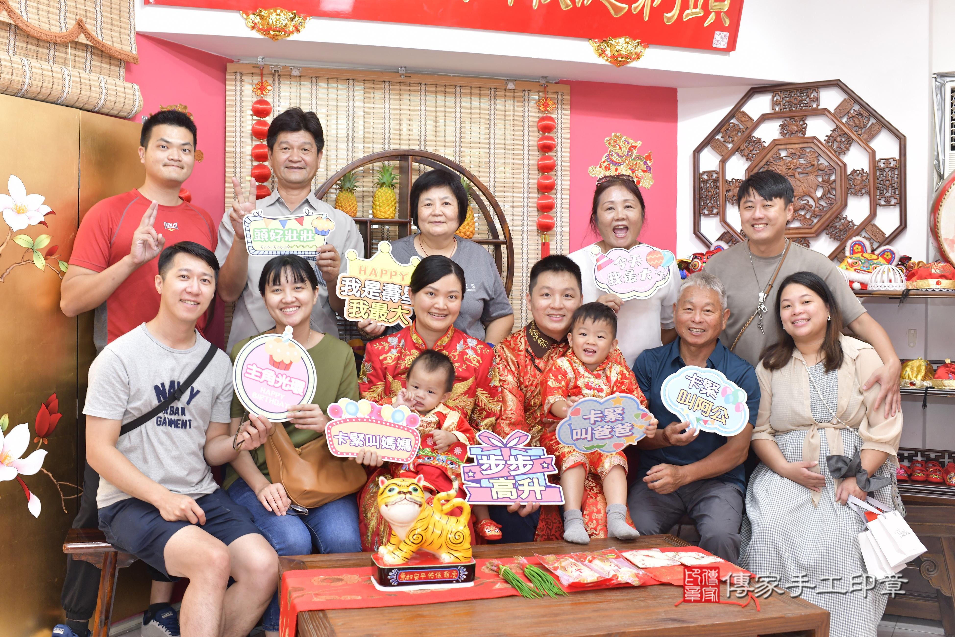 傳家手工印章新竹店、抓周、度脺、美式風會場、傳家嬰兒古禮、吉祥話、抓周道具物品24種、拍照。抓周證書。寶寶抓周、滿周歲、生日快樂、祝福