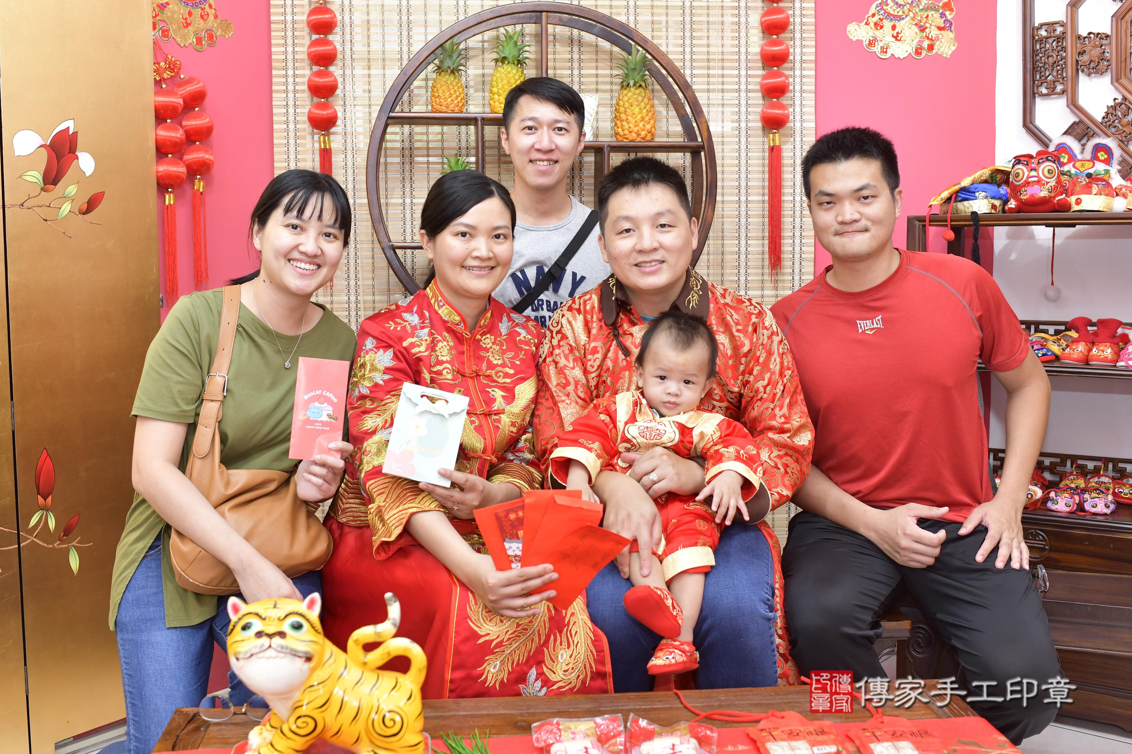 傳家手工印章新竹店、抓周、度脺、美式風會場、傳家嬰兒古禮、吉祥話、抓周道具物品24種、拍照。抓周證書。寶寶抓周、滿周歲、生日快樂、祝福