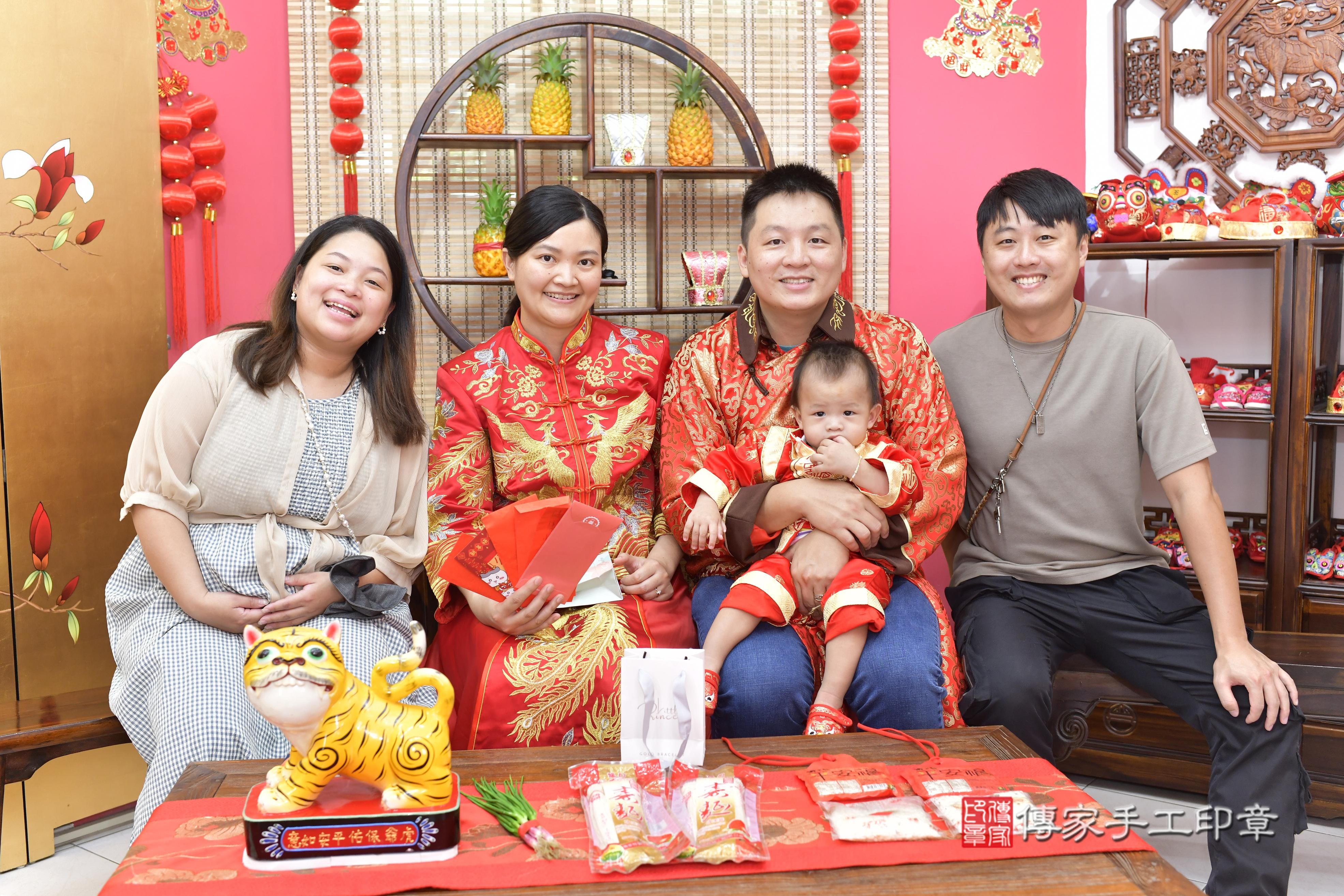 傳家手工印章新竹店、抓周、度脺、美式風會場、傳家嬰兒古禮、吉祥話、抓周道具物品24種、拍照。抓周證書。寶寶抓周、滿周歲、生日快樂、祝福