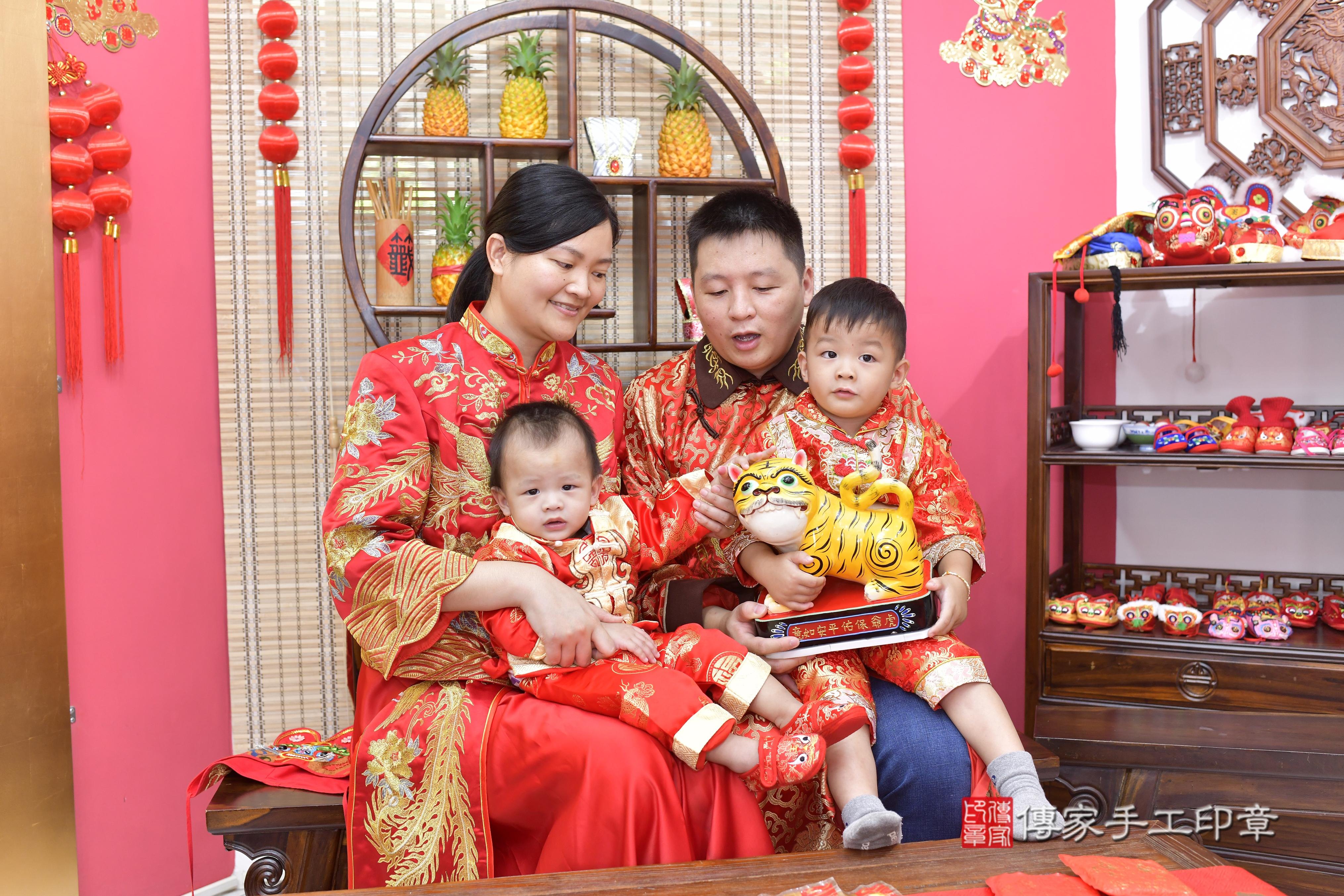 傳家手工印章新竹店、抓周、度脺、美式風會場、傳家嬰兒古禮、吉祥話、抓周道具物品24種、拍照。抓周證書。寶寶抓周、滿周歲、生日快樂、祝福