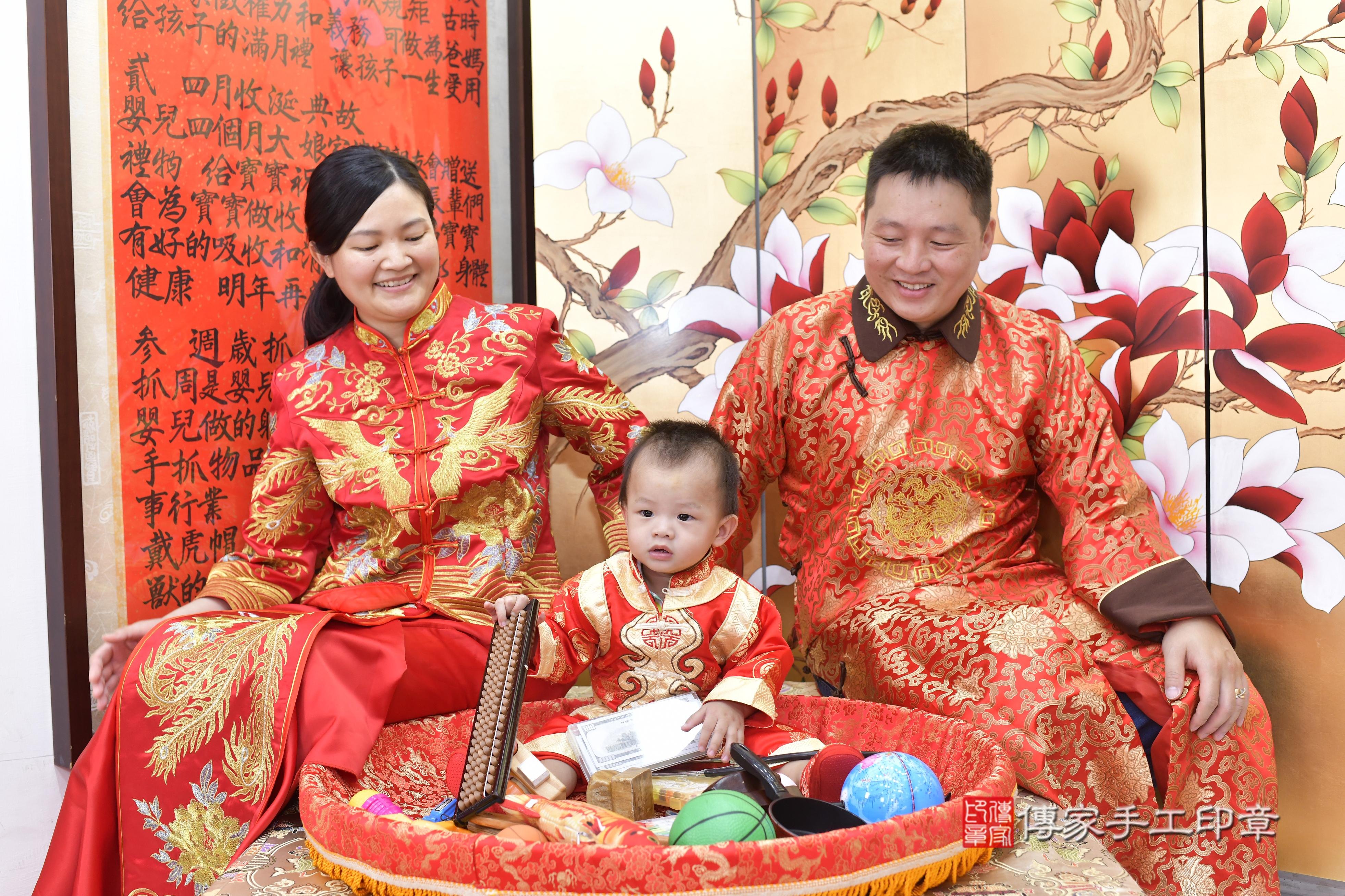 傳家手工印章新竹店、抓周、度脺、美式風會場、傳家嬰兒古禮、吉祥話、抓周道具物品24種、拍照。抓周證書。寶寶抓周、滿周歲、生日快樂、祝福