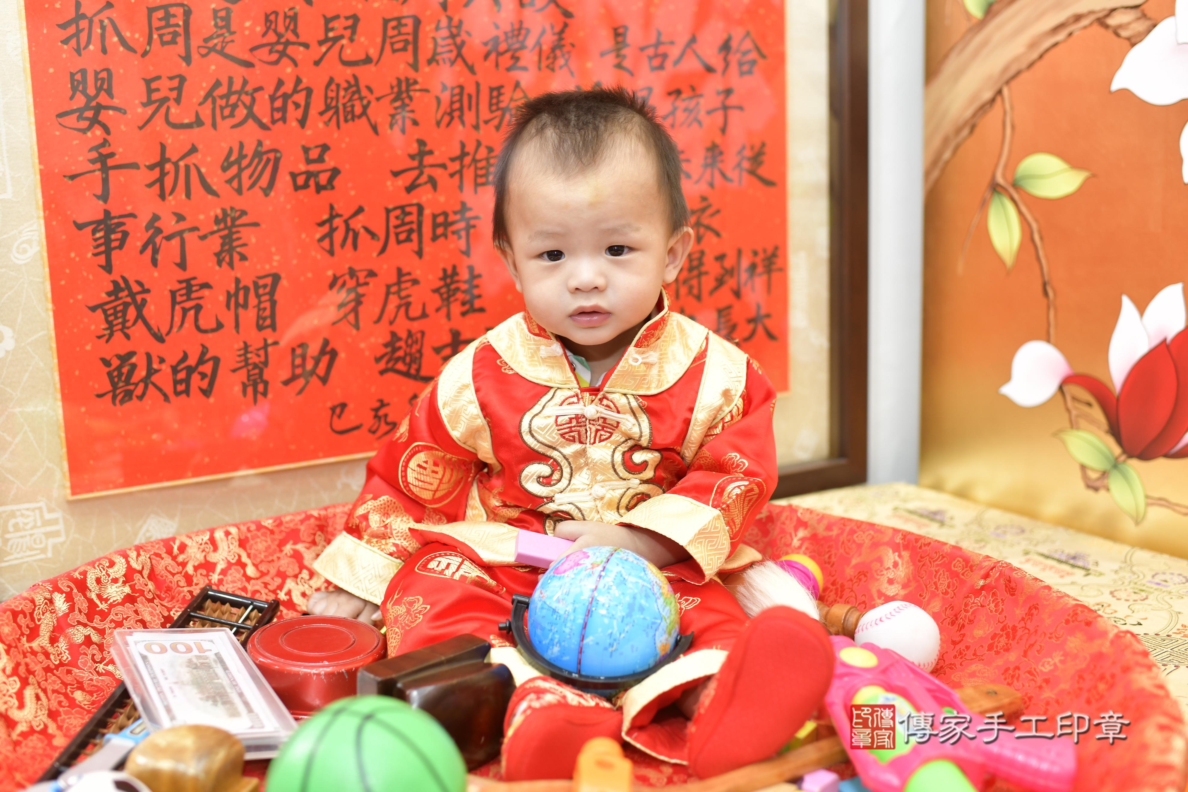 傳家手工印章新竹店、抓周、度脺、美式風會場、傳家嬰兒古禮、吉祥話、抓周道具物品24種、拍照。抓周證書。寶寶抓周、滿周歲、生日快樂、祝福