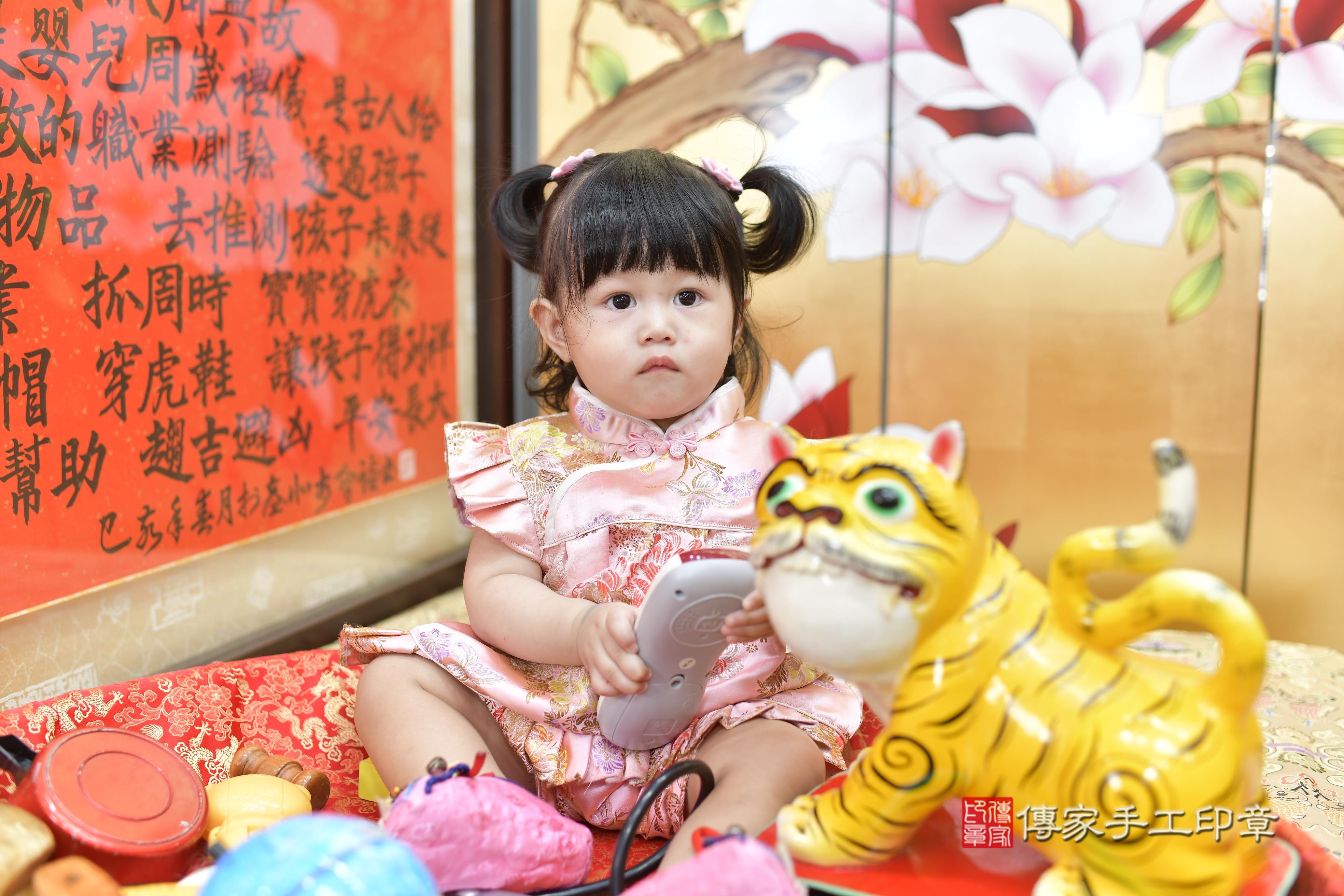 傳家手工印章新竹店、抓周、度脺、美式風會場、傳家嬰兒古禮、吉祥話、抓周道具物品24種、拍照。抓周證書。寶寶抓周、滿周歲、生日快樂、祝福