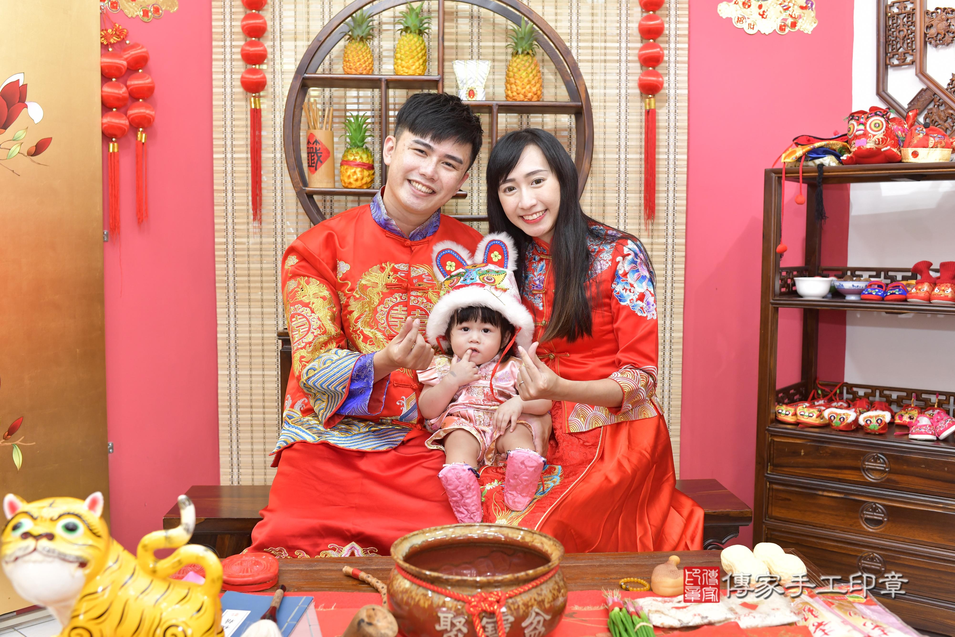 傳家手工印章新竹店、抓周、度脺、美式風會場、傳家嬰兒古禮、吉祥話、抓周道具物品24種、拍照。抓周證書。寶寶抓周、滿周歲、生日快樂、祝福