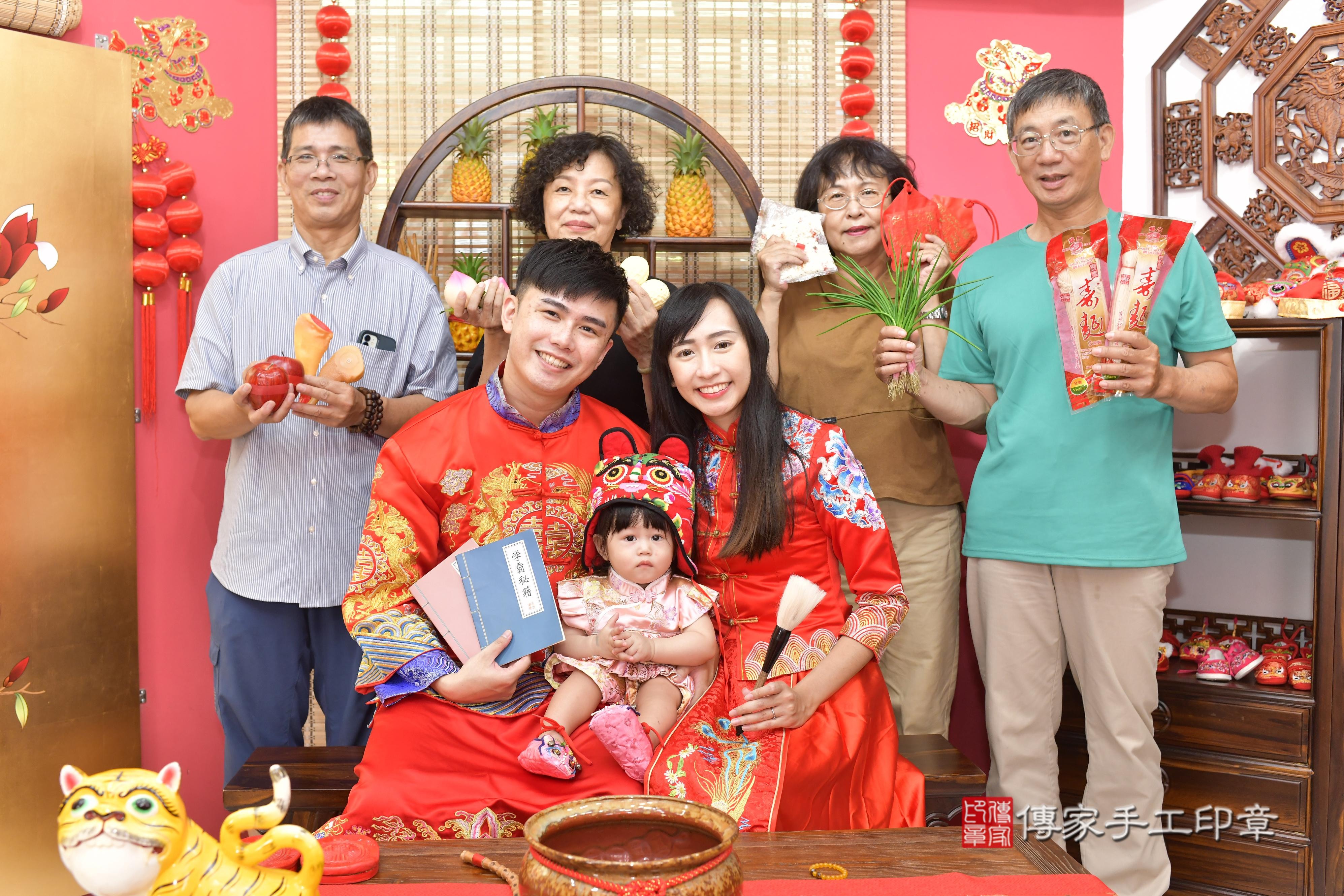 傳家手工印章新竹店、抓周、度脺、美式風會場、傳家嬰兒古禮、吉祥話、抓周道具物品24種、拍照。抓周證書。寶寶抓周、滿周歲、生日快樂、祝福