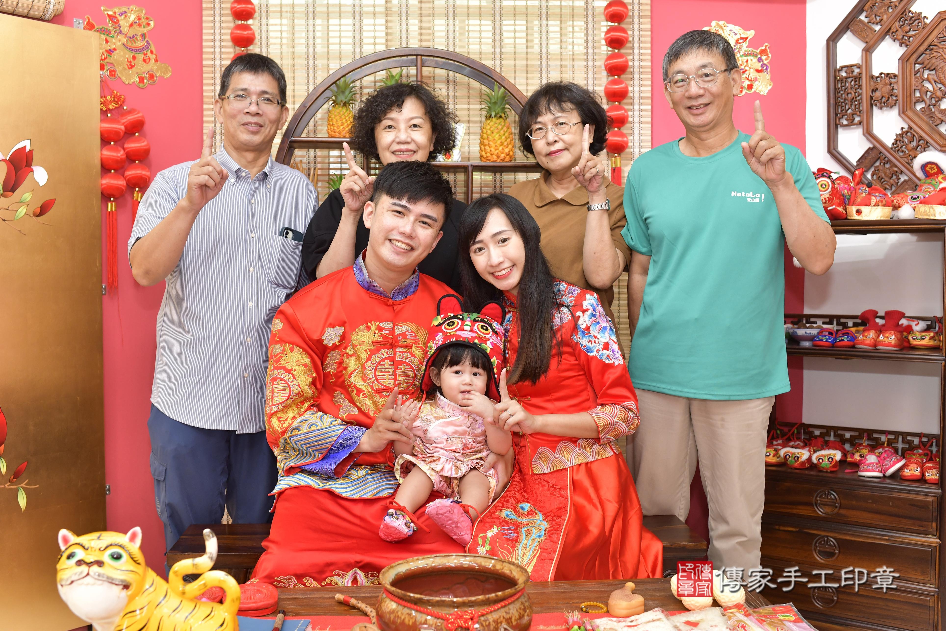 傳家手工印章新竹店、抓周、度脺、美式風會場、傳家嬰兒古禮、吉祥話、抓周道具物品24種、拍照。抓周證書。寶寶抓周、滿周歲、生日快樂、祝福