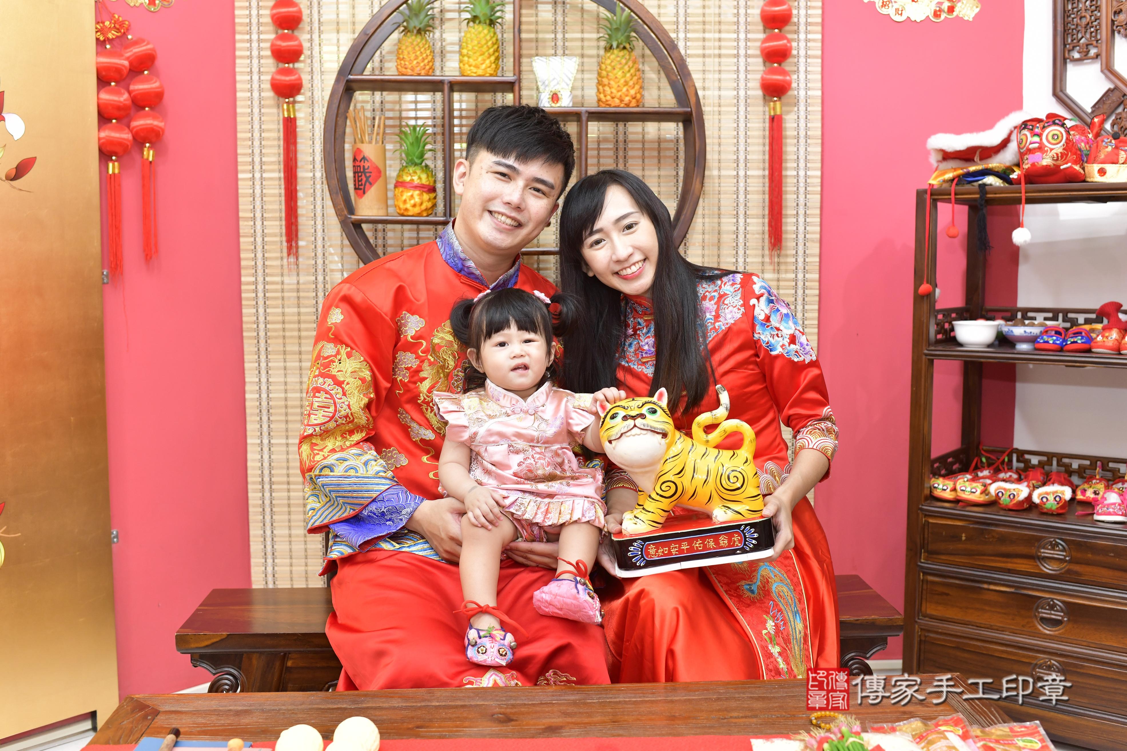 傳家手工印章新竹店、抓周、度脺、美式風會場、傳家嬰兒古禮、吉祥話、抓周道具物品24種、拍照。抓周證書。寶寶抓周、滿周歲、生日快樂、祝福