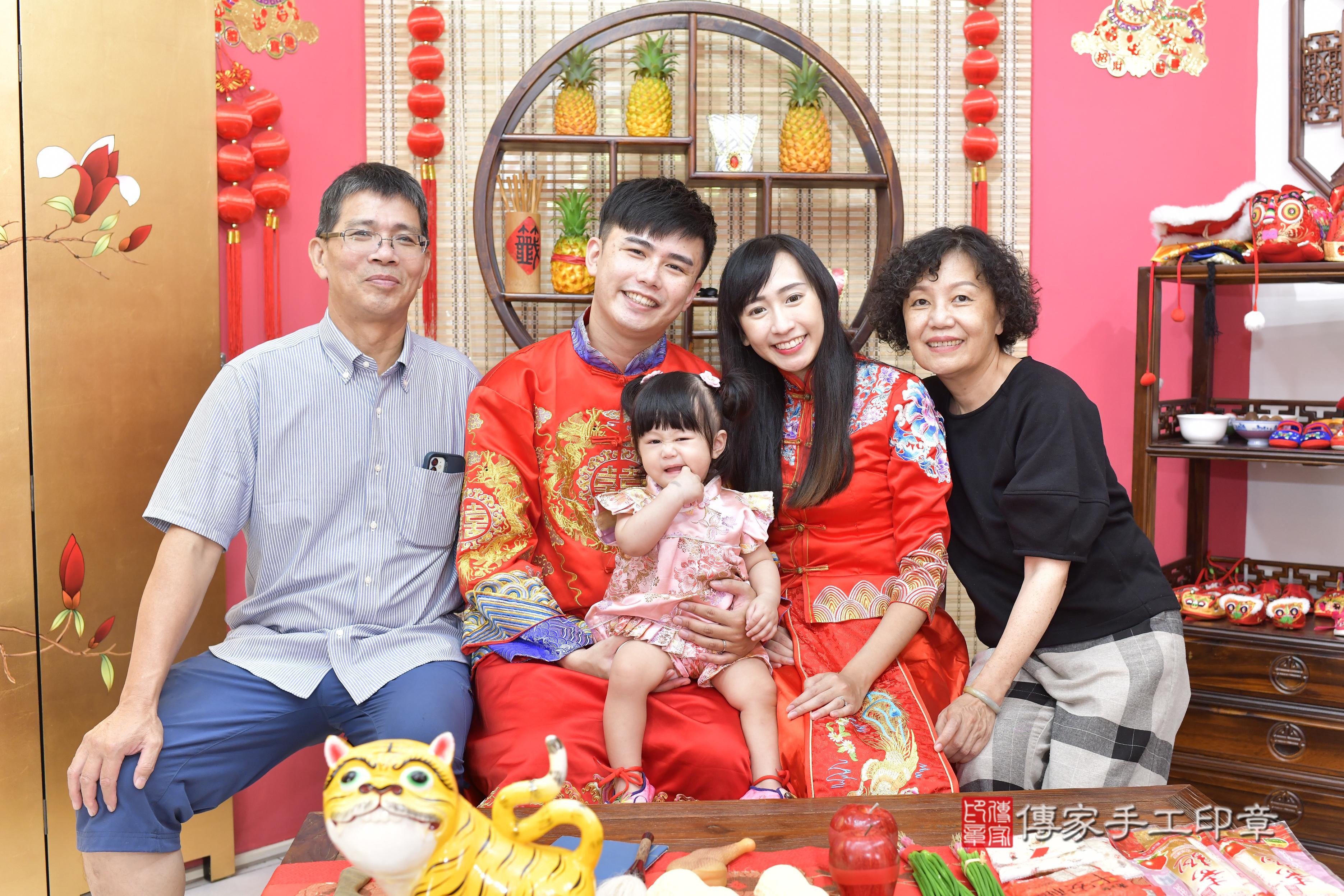 傳家手工印章新竹店、抓周、度脺、美式風會場、傳家嬰兒古禮、吉祥話、抓周道具物品24種、拍照。抓周證書。寶寶抓周、滿周歲、生日快樂、祝福