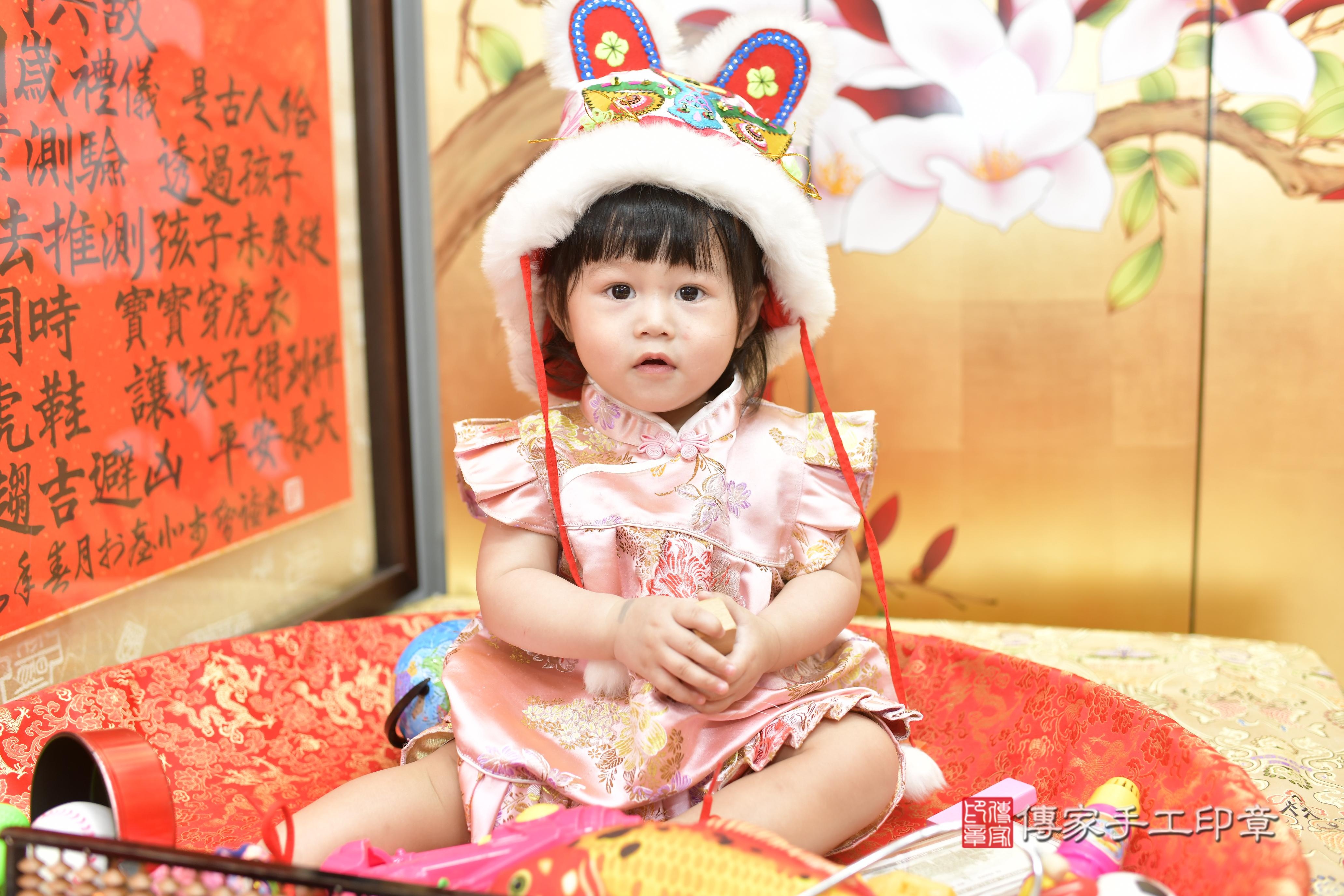 傳家手工印章新竹店、抓周、度脺、美式風會場、傳家嬰兒古禮、吉祥話、抓周道具物品24種、拍照。抓周證書。寶寶抓周、滿周歲、生日快樂、祝福