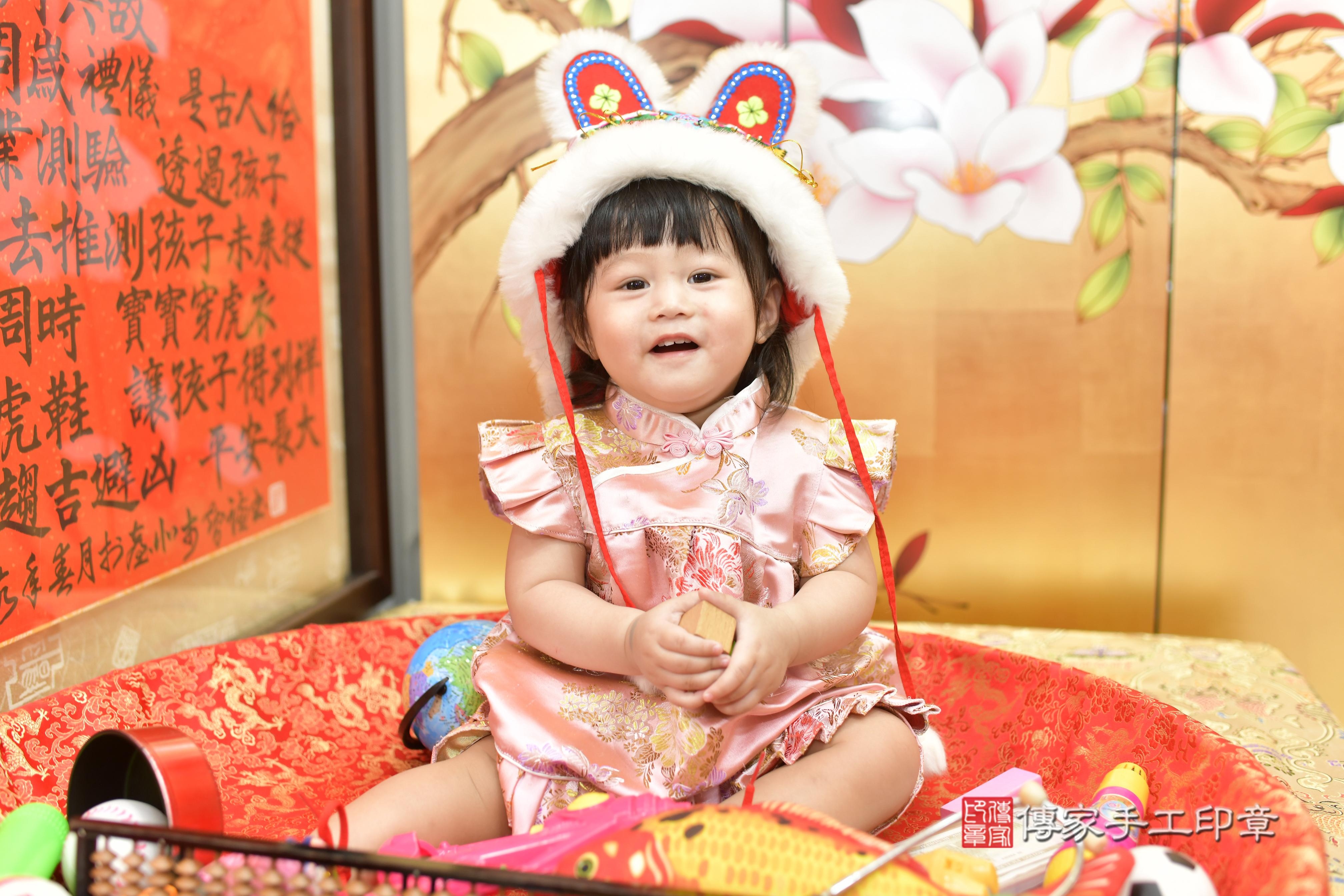 傳家手工印章新竹店、抓周、度脺、美式風會場、傳家嬰兒古禮、吉祥話、抓周道具物品24種、拍照。抓周證書。寶寶抓周、滿周歲、生日快樂、祝福