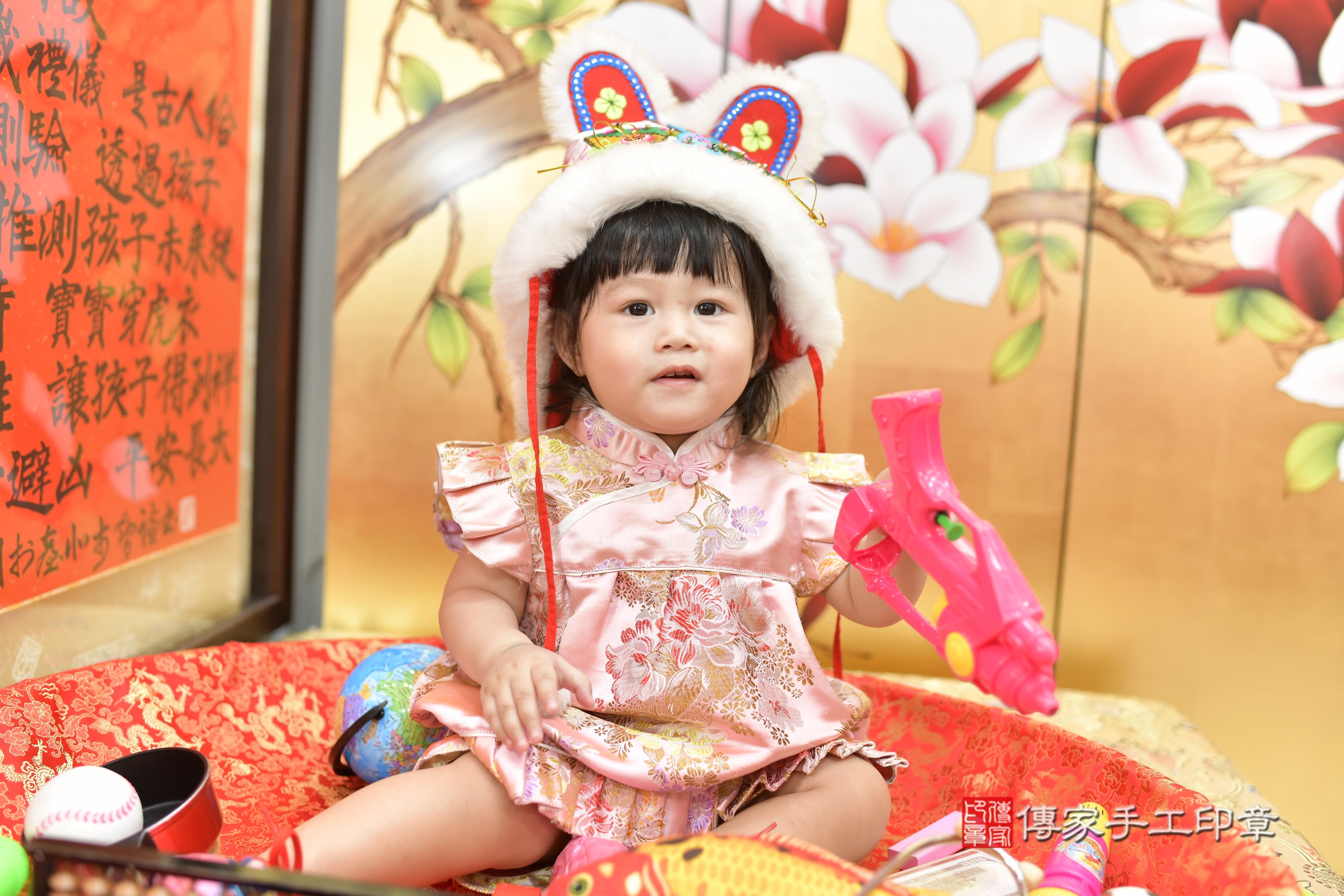 傳家手工印章新竹店、抓周、度脺、美式風會場、傳家嬰兒古禮、吉祥話、抓周道具物品24種、拍照。抓周證書。寶寶抓周、滿周歲、生日快樂、祝福
