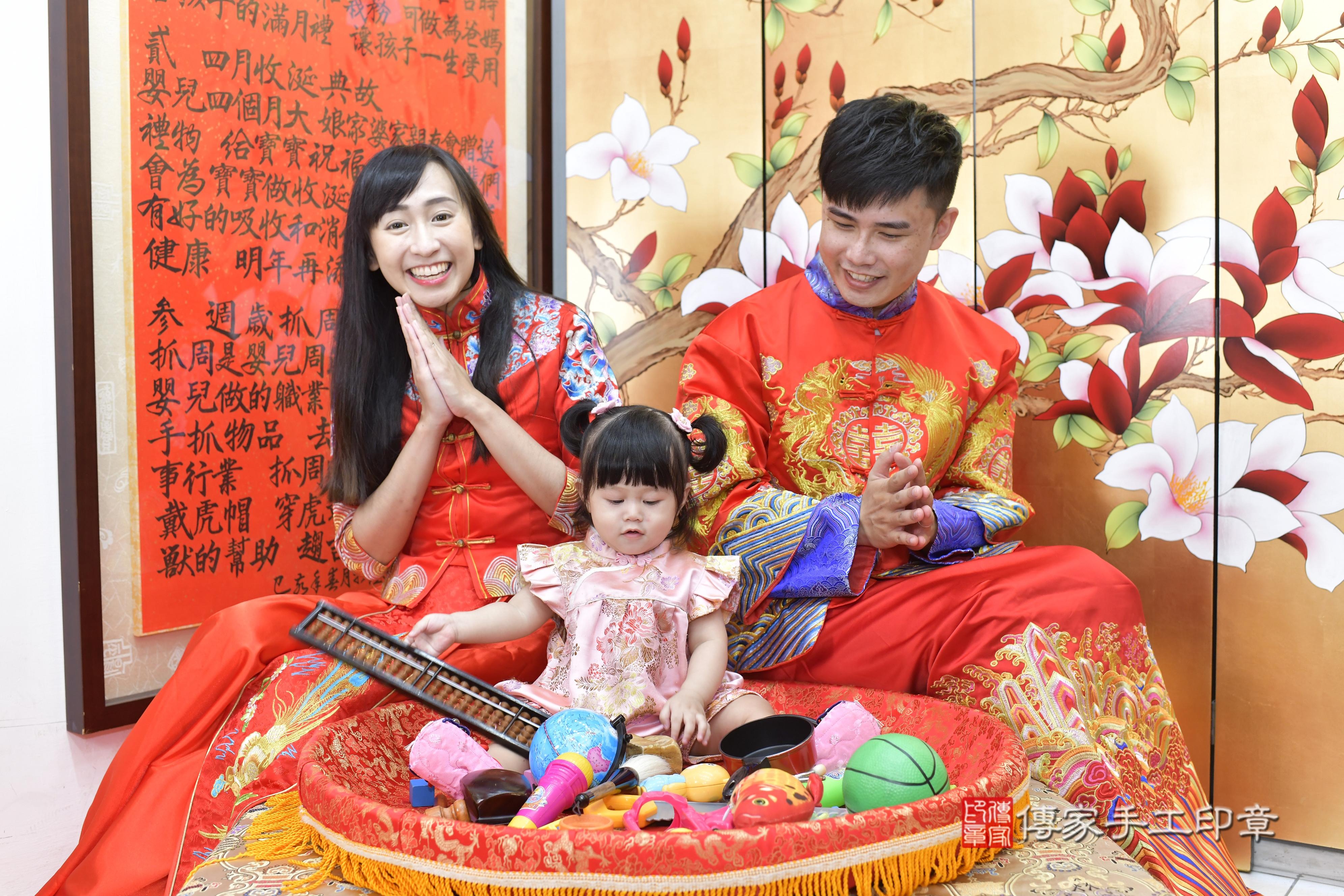傳家手工印章新竹店、抓周、度脺、美式風會場、傳家嬰兒古禮、吉祥話、抓周道具物品24種、拍照。抓周證書。寶寶抓周、滿周歲、生日快樂、祝福