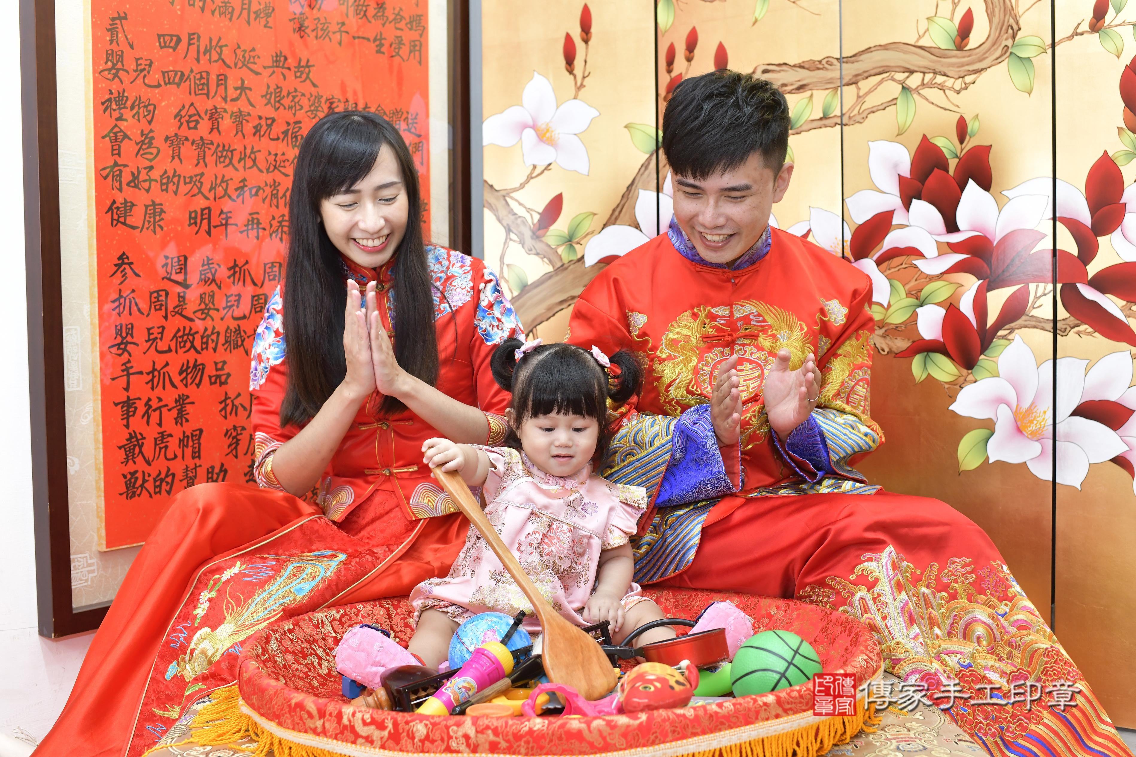 傳家手工印章新竹店、抓周、度脺、美式風會場、傳家嬰兒古禮、吉祥話、抓周道具物品24種、拍照。抓周證書。寶寶抓周、滿周歲、生日快樂、祝福
