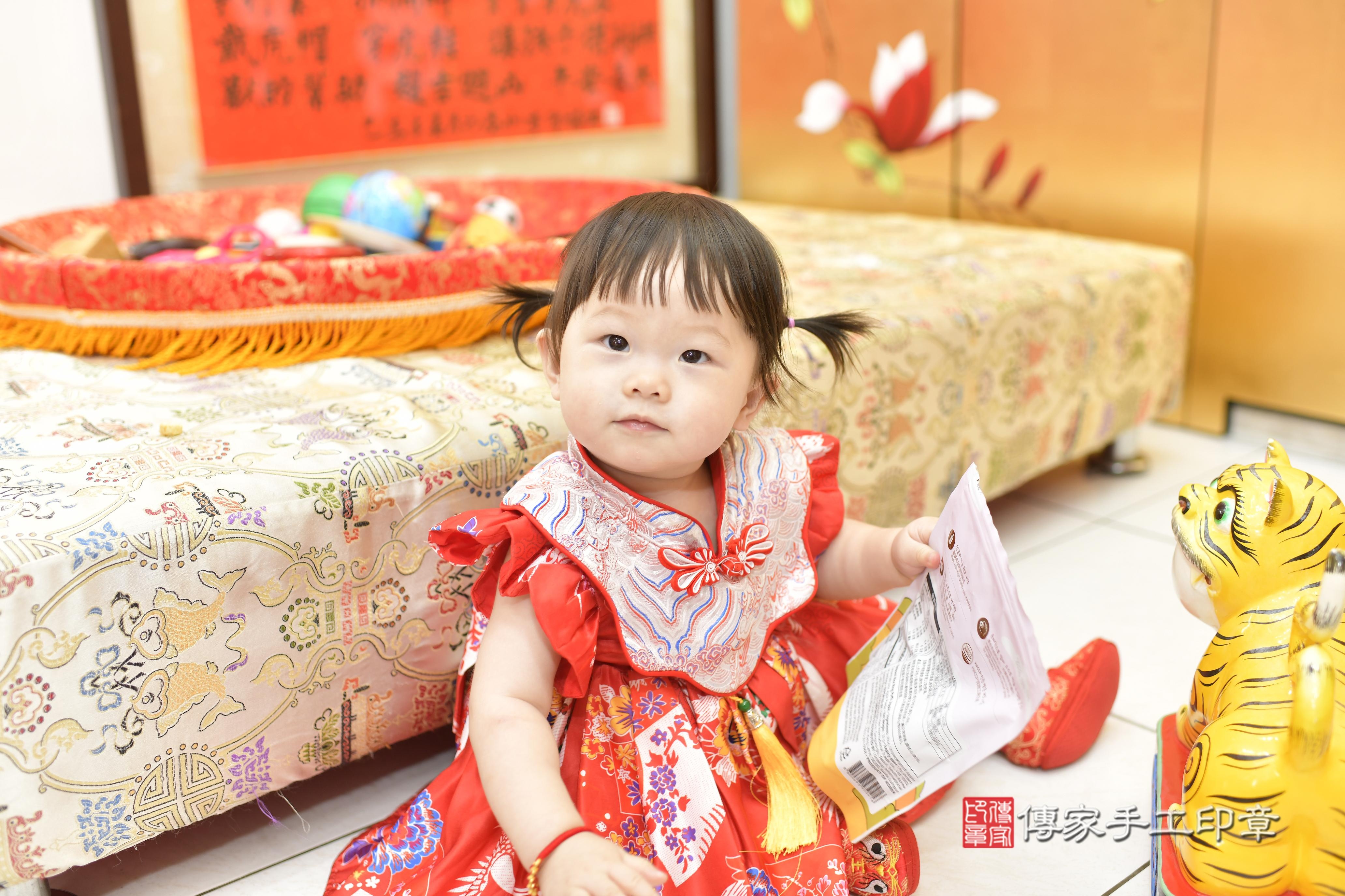 傳家手工印章新竹店、抓周、度脺、美式風會場、傳家嬰兒古禮、吉祥話、抓周道具物品24種、拍照。抓周證書。寶寶抓周、滿周歲、生日快樂、祝福