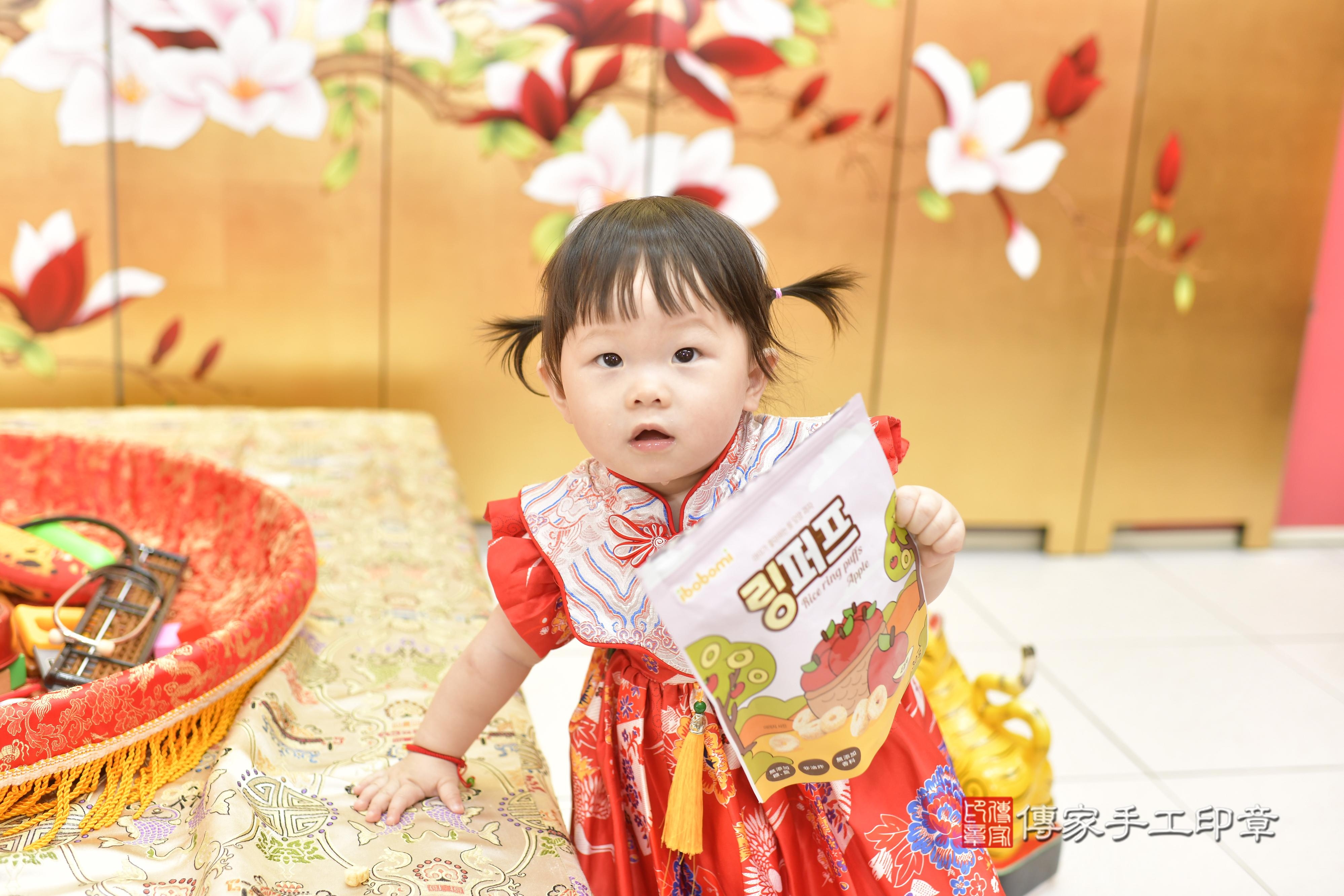 傳家手工印章新竹店、抓周、度脺、美式風會場、傳家嬰兒古禮、吉祥話、抓周道具物品24種、拍照。抓周證書。寶寶抓周、滿周歲、生日快樂、祝福
