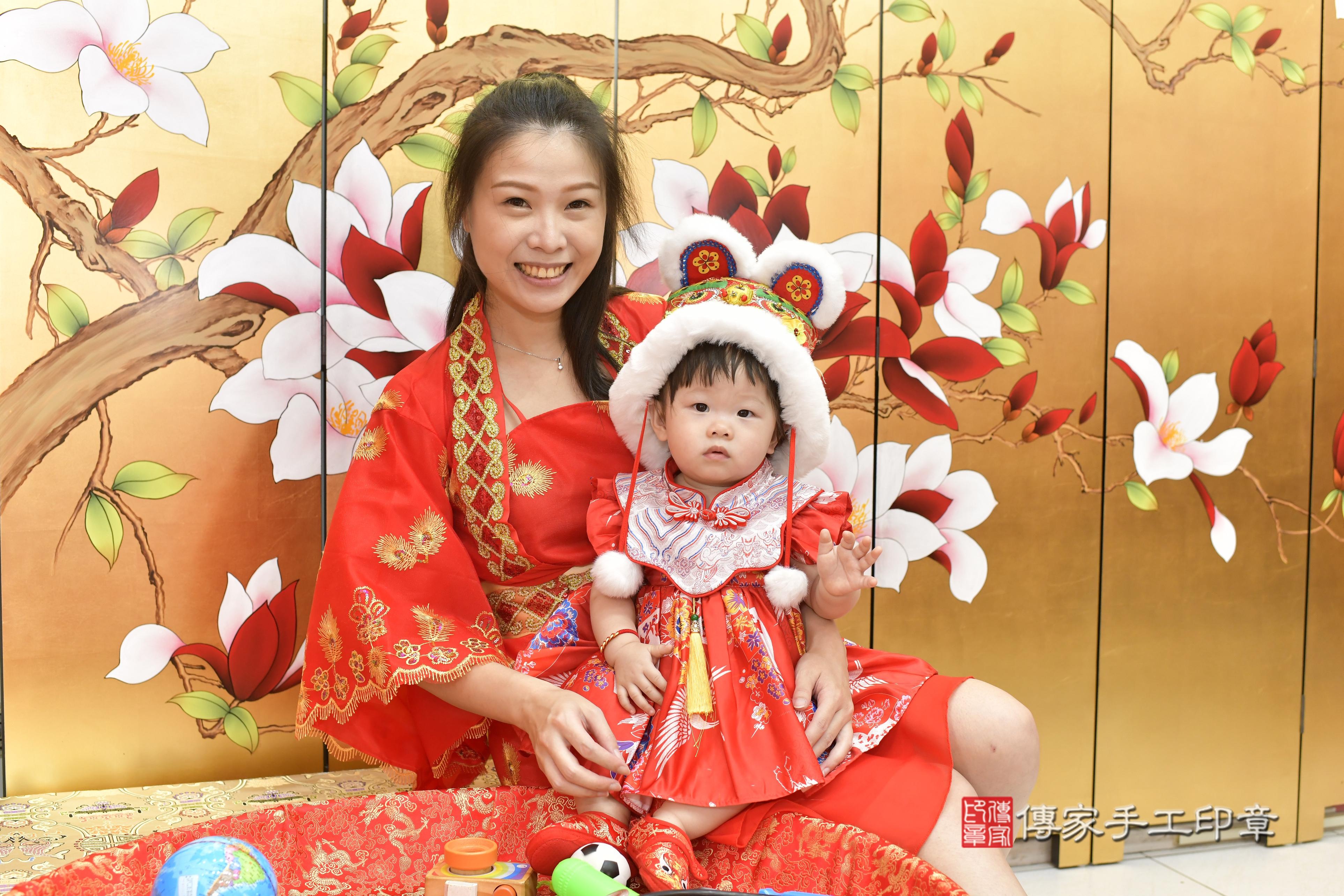 傳家手工印章新竹店、抓周、度脺、美式風會場、傳家嬰兒古禮、吉祥話、抓周道具物品24種、拍照。抓周證書。寶寶抓周、滿周歲、生日快樂、祝福
