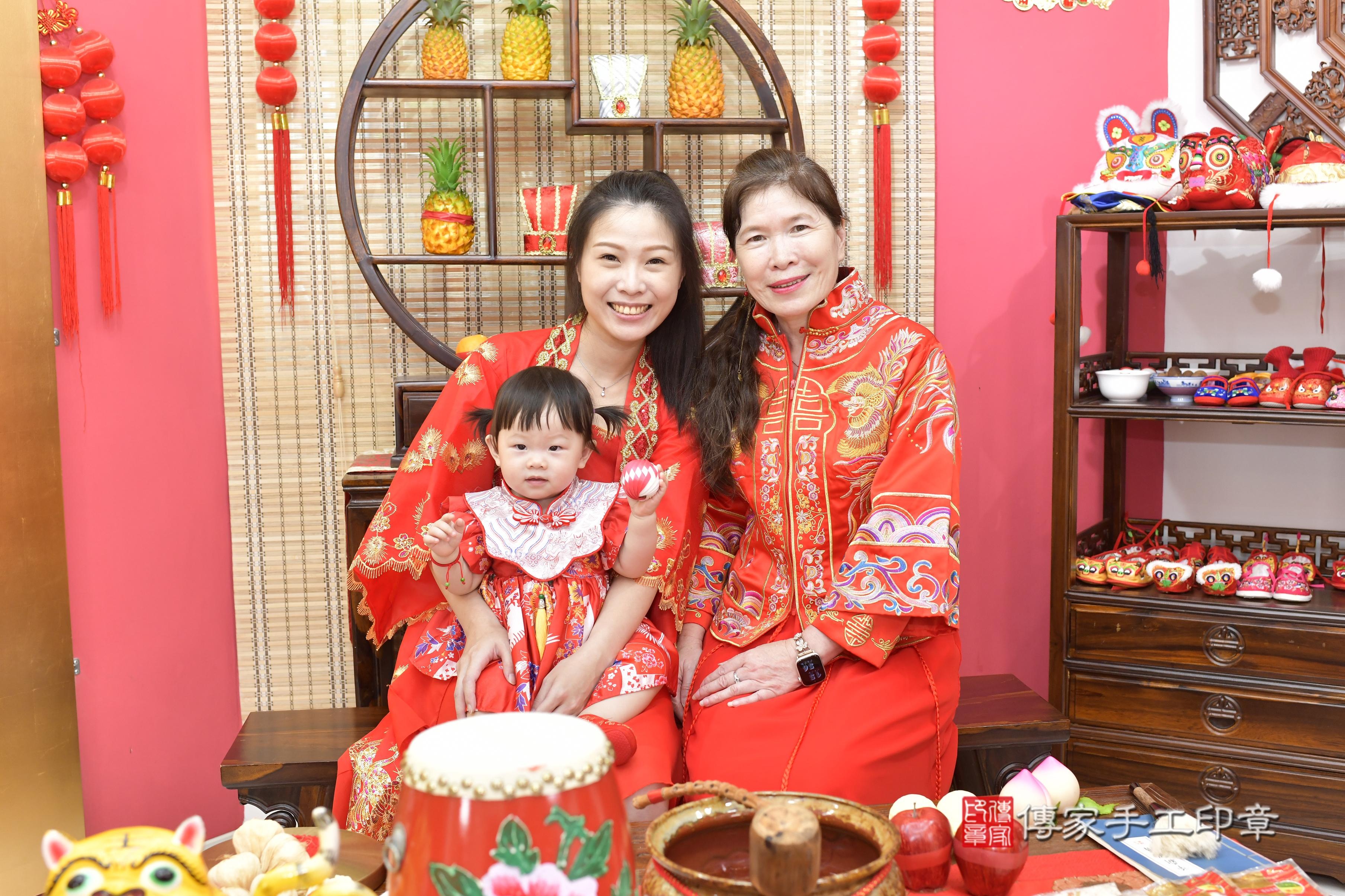 傳家手工印章新竹店、抓周、度脺、美式風會場、傳家嬰兒古禮、吉祥話、抓周道具物品24種、拍照。抓周證書。寶寶抓周、滿周歲、生日快樂、祝福