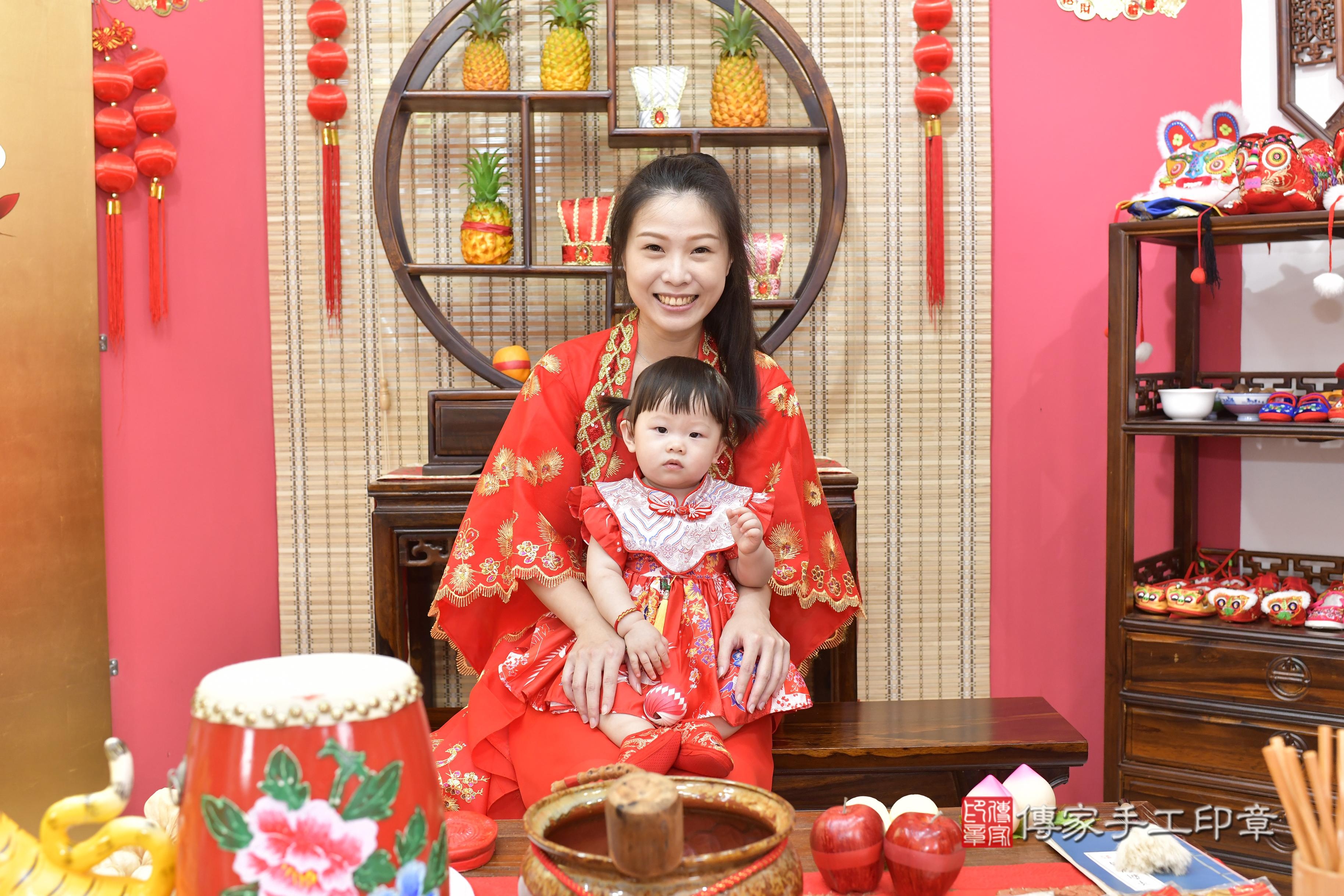 傳家手工印章新竹店、抓周、度脺、美式風會場、傳家嬰兒古禮、吉祥話、抓周道具物品24種、拍照。抓周證書。寶寶抓周、滿周歲、生日快樂、祝福