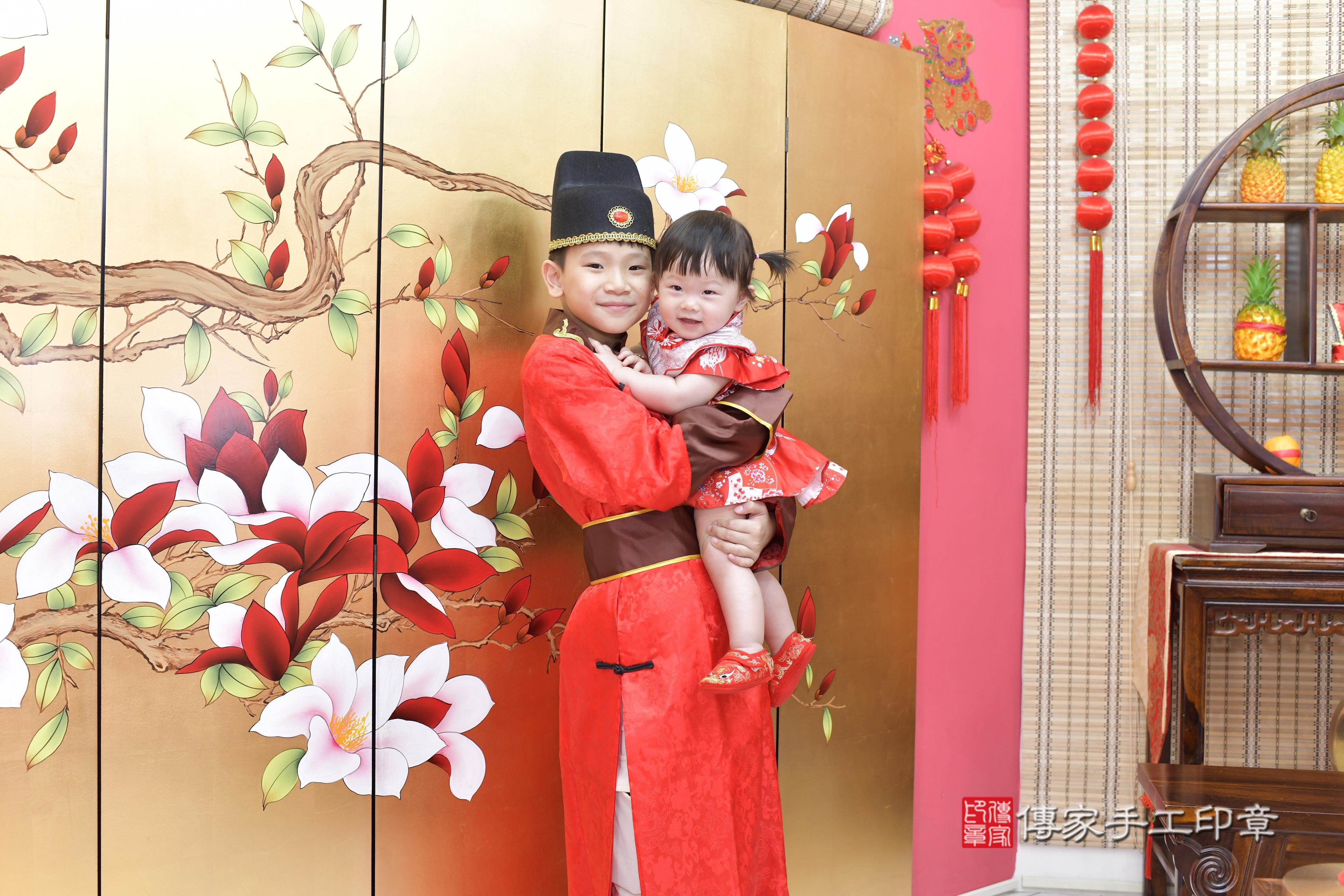傳家手工印章新竹店、抓周、度脺、美式風會場、傳家嬰兒古禮、吉祥話、抓周道具物品24種、拍照。抓周證書。寶寶抓周、滿周歲、生日快樂、祝福