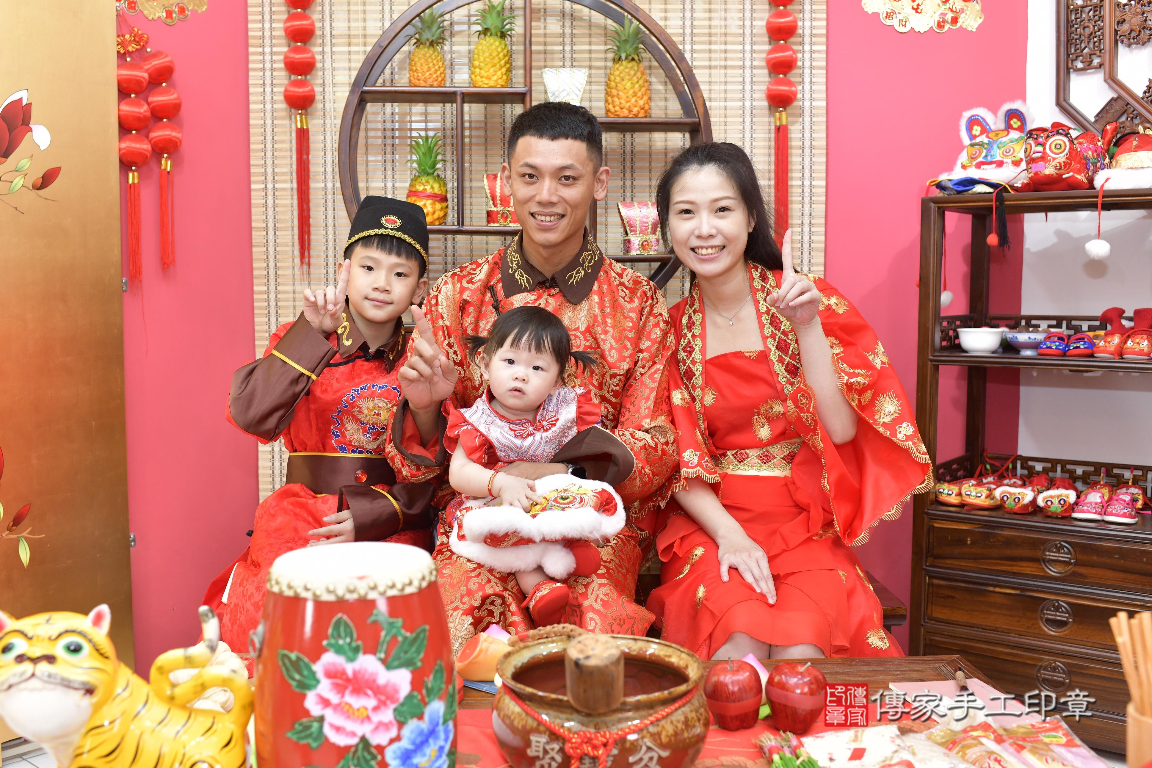 傳家手工印章新竹店、抓周、度脺、美式風會場、傳家嬰兒古禮、吉祥話、抓周道具物品24種、拍照。抓周證書。寶寶抓周、滿周歲、生日快樂、祝福