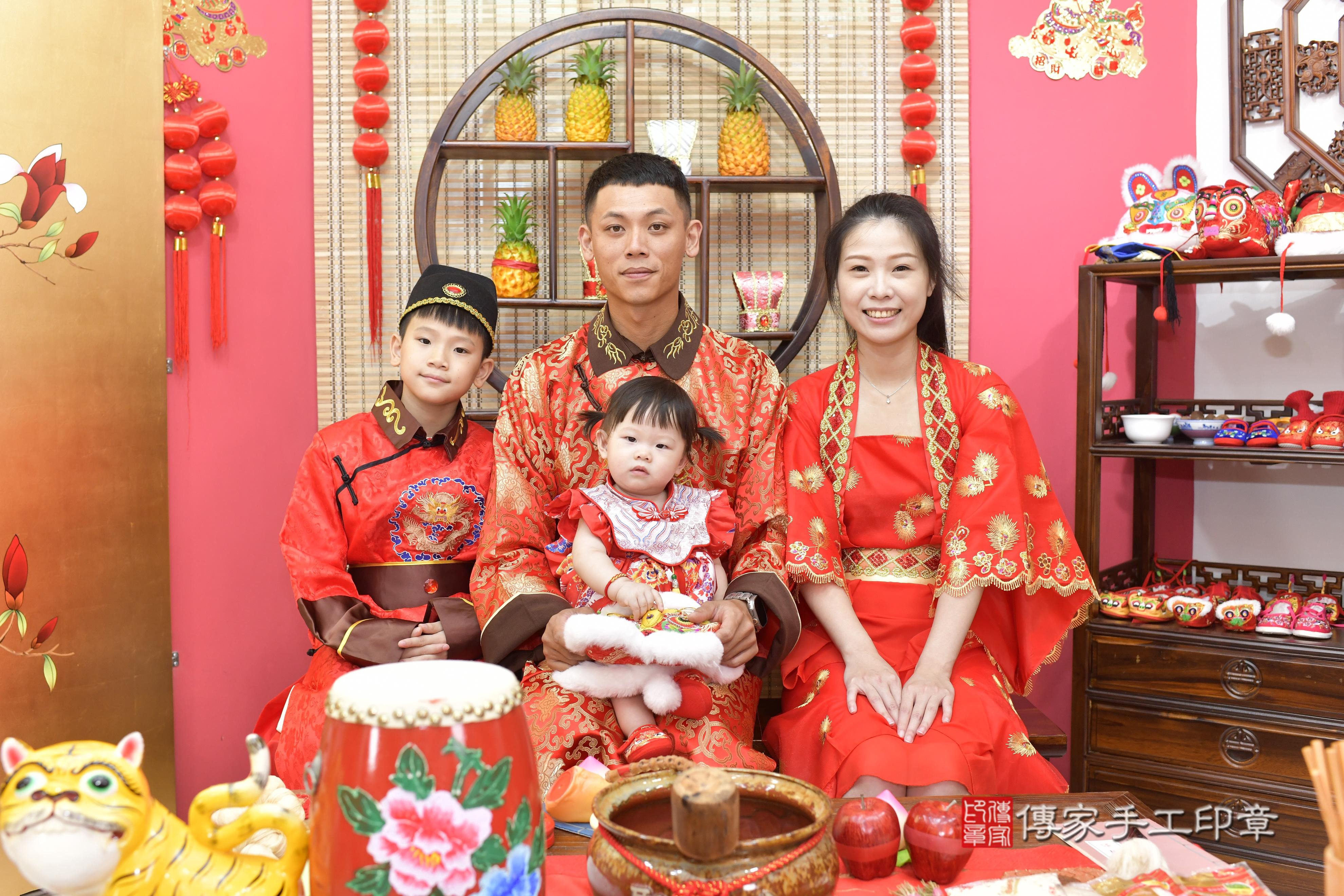 傳家手工印章新竹店、抓周、度脺、美式風會場、傳家嬰兒古禮、吉祥話、抓周道具物品24種、拍照。抓周證書。寶寶抓周、滿周歲、生日快樂、祝福