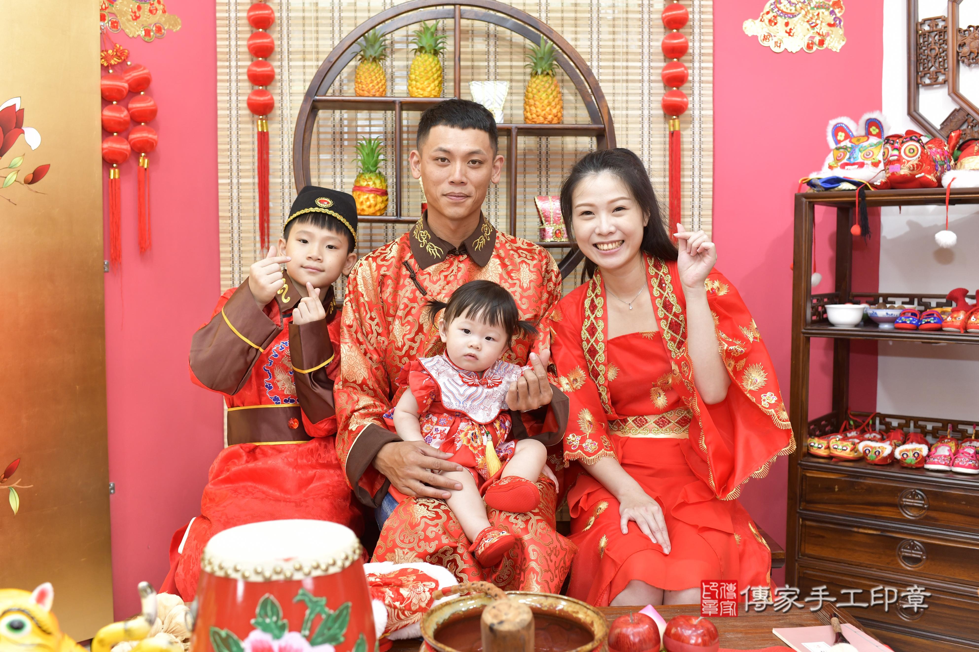 傳家手工印章新竹店、抓周、度脺、美式風會場、傳家嬰兒古禮、吉祥話、抓周道具物品24種、拍照。抓周證書。寶寶抓周、滿周歲、生日快樂、祝福