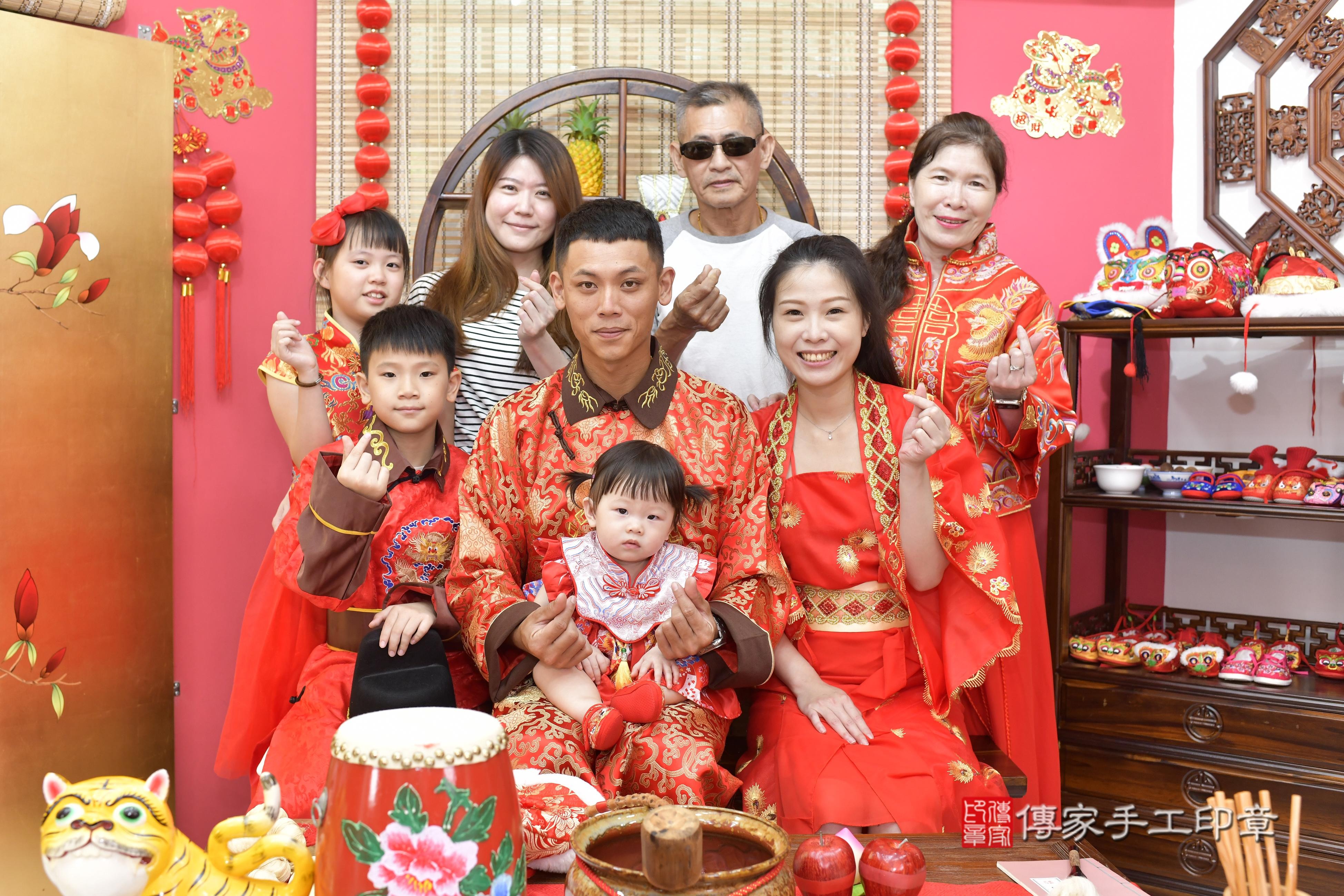 傳家手工印章新竹店、抓周、度脺、美式風會場、傳家嬰兒古禮、吉祥話、抓周道具物品24種、拍照。抓周證書。寶寶抓周、滿周歲、生日快樂、祝福