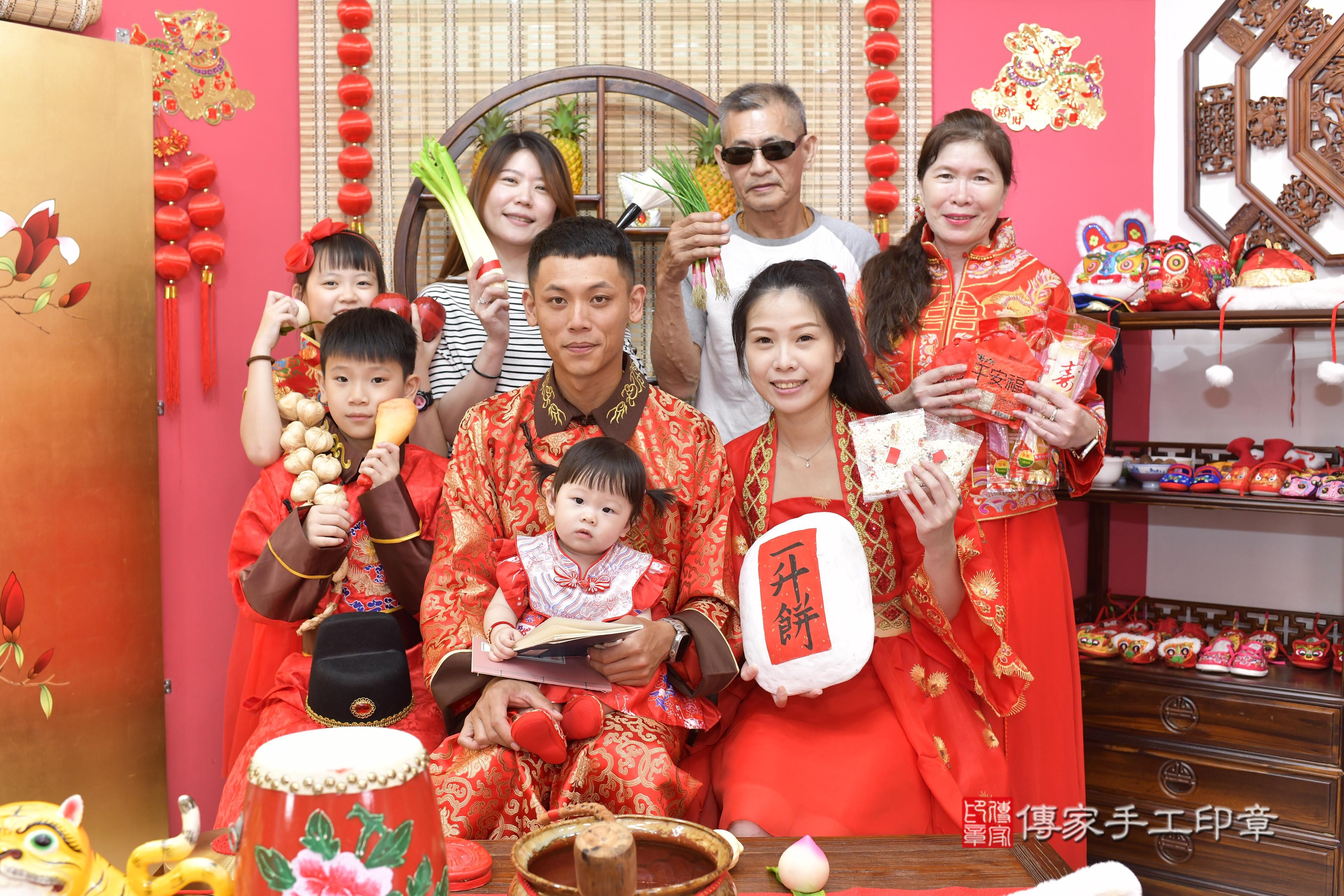傳家手工印章新竹店、抓周、度脺、美式風會場、傳家嬰兒古禮、吉祥話、抓周道具物品24種、拍照。抓周證書。寶寶抓周、滿周歲、生日快樂、祝福