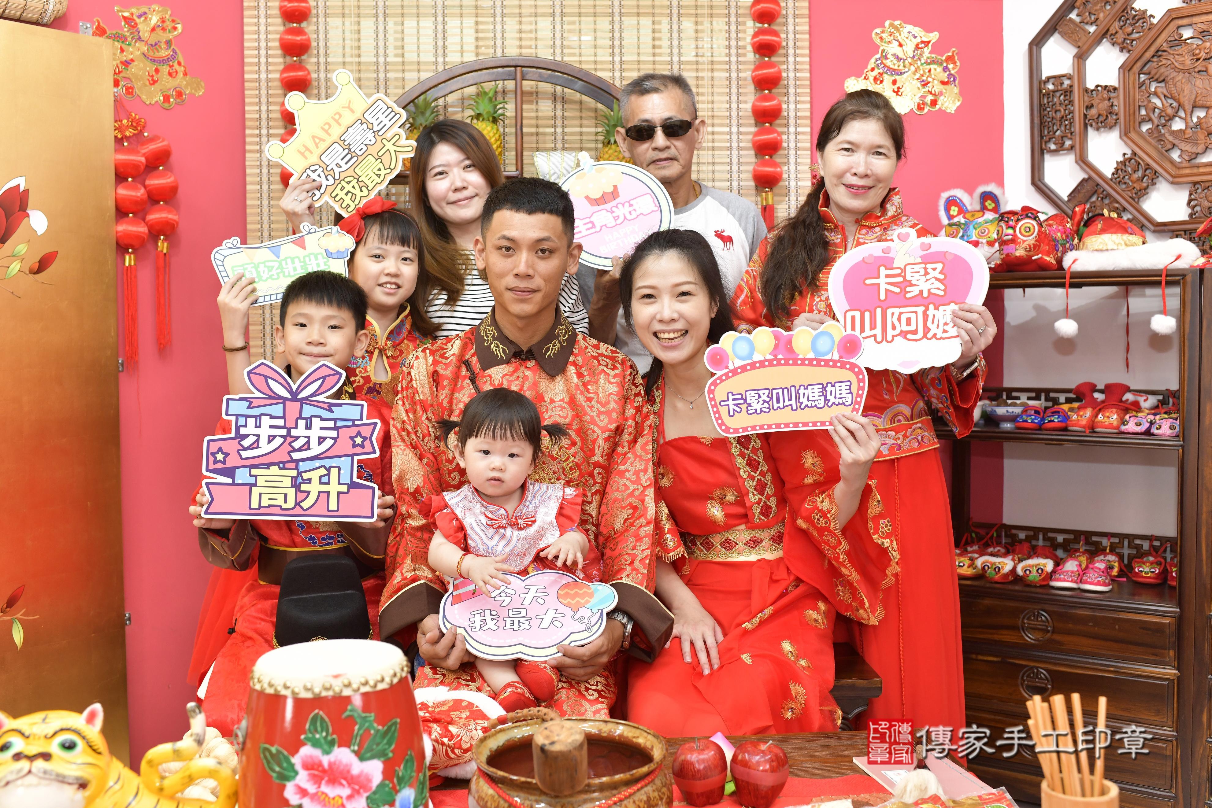 傳家手工印章新竹店、抓周、度脺、美式風會場、傳家嬰兒古禮、吉祥話、抓周道具物品24種、拍照。抓周證書。寶寶抓周、滿周歲、生日快樂、祝福