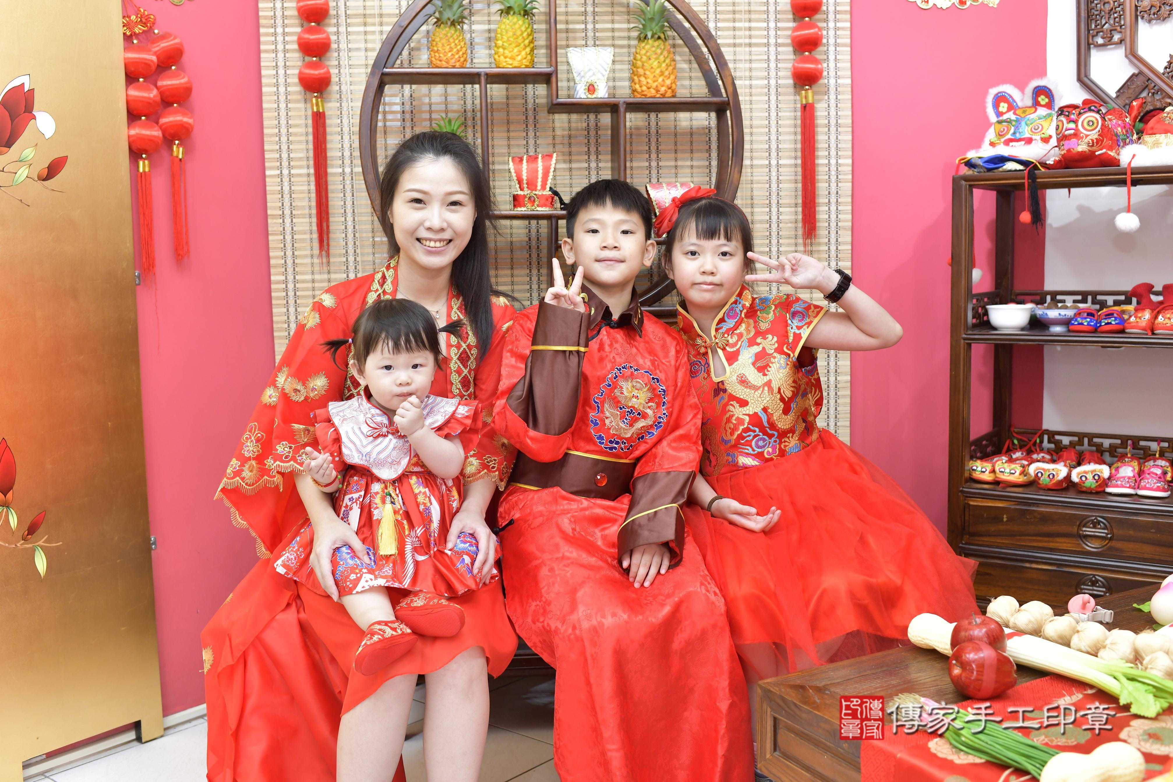 傳家手工印章新竹店、抓周、度脺、美式風會場、傳家嬰兒古禮、吉祥話、抓周道具物品24種、拍照。抓周證書。寶寶抓周、滿周歲、生日快樂、祝福