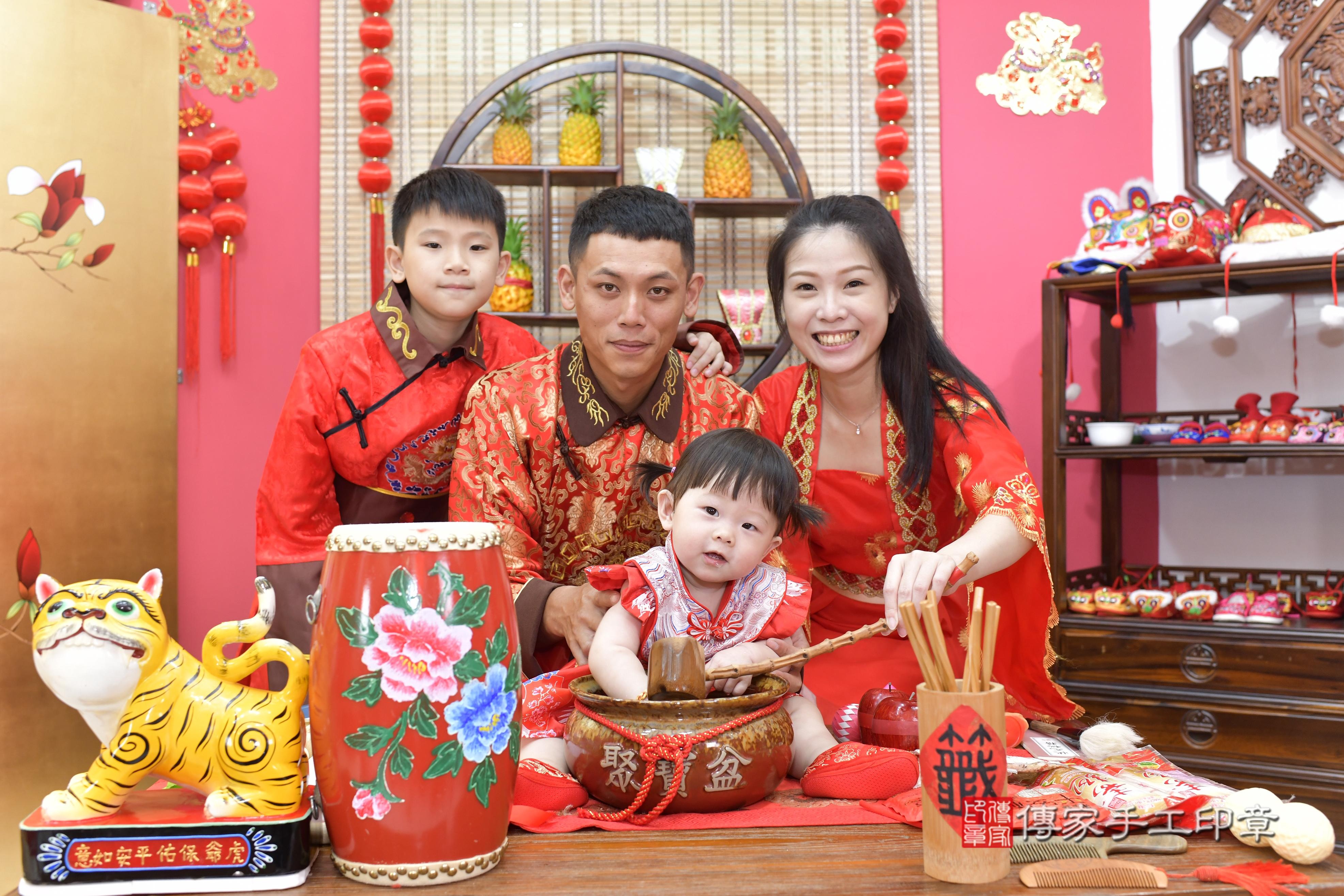 傳家手工印章新竹店、抓周、度脺、美式風會場、傳家嬰兒古禮、吉祥話、抓周道具物品24種、拍照。抓周證書。寶寶抓周、滿周歲、生日快樂、祝福