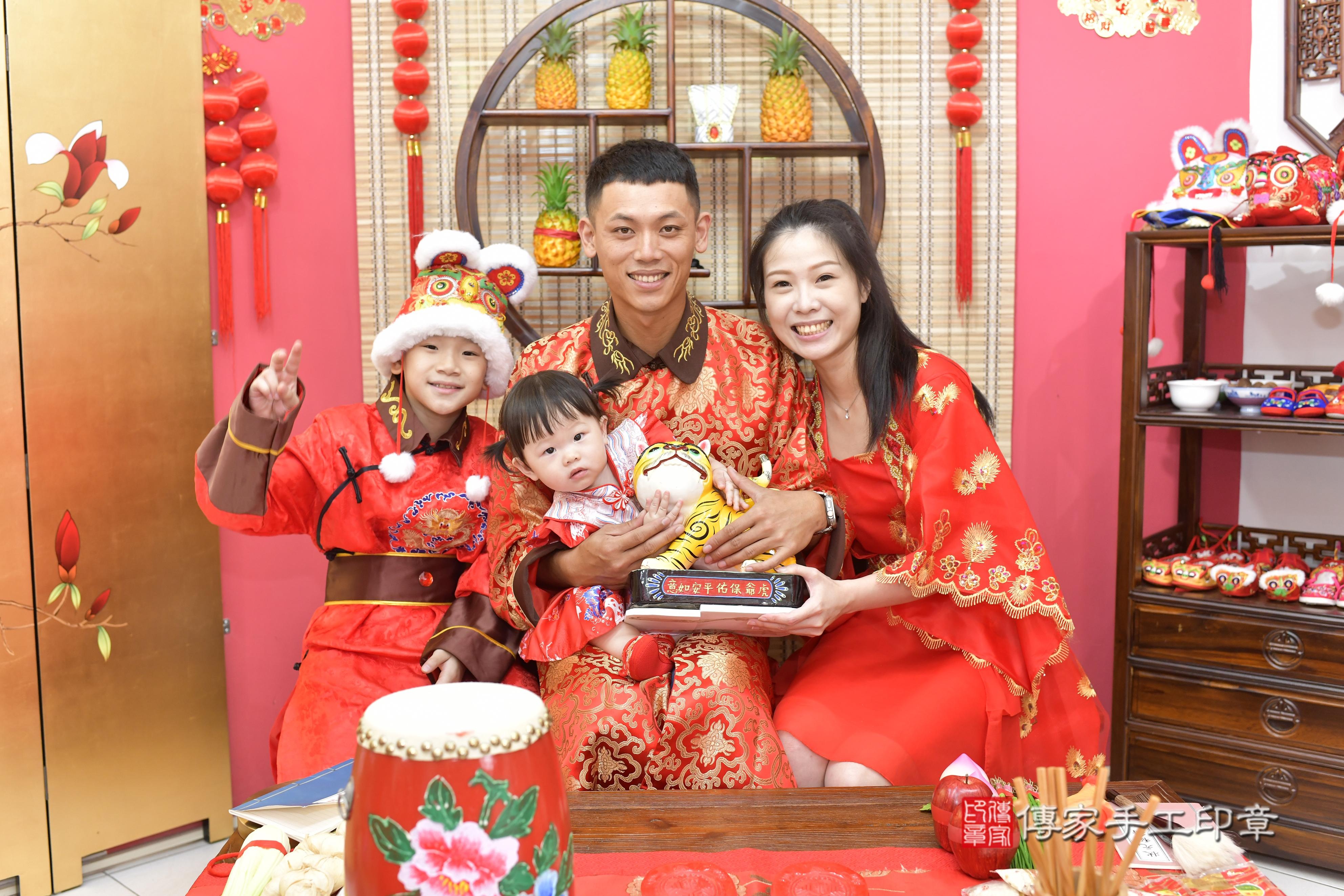 傳家手工印章新竹店、抓周、度脺、美式風會場、傳家嬰兒古禮、吉祥話、抓周道具物品24種、拍照。抓周證書。寶寶抓周、滿周歲、生日快樂、祝福