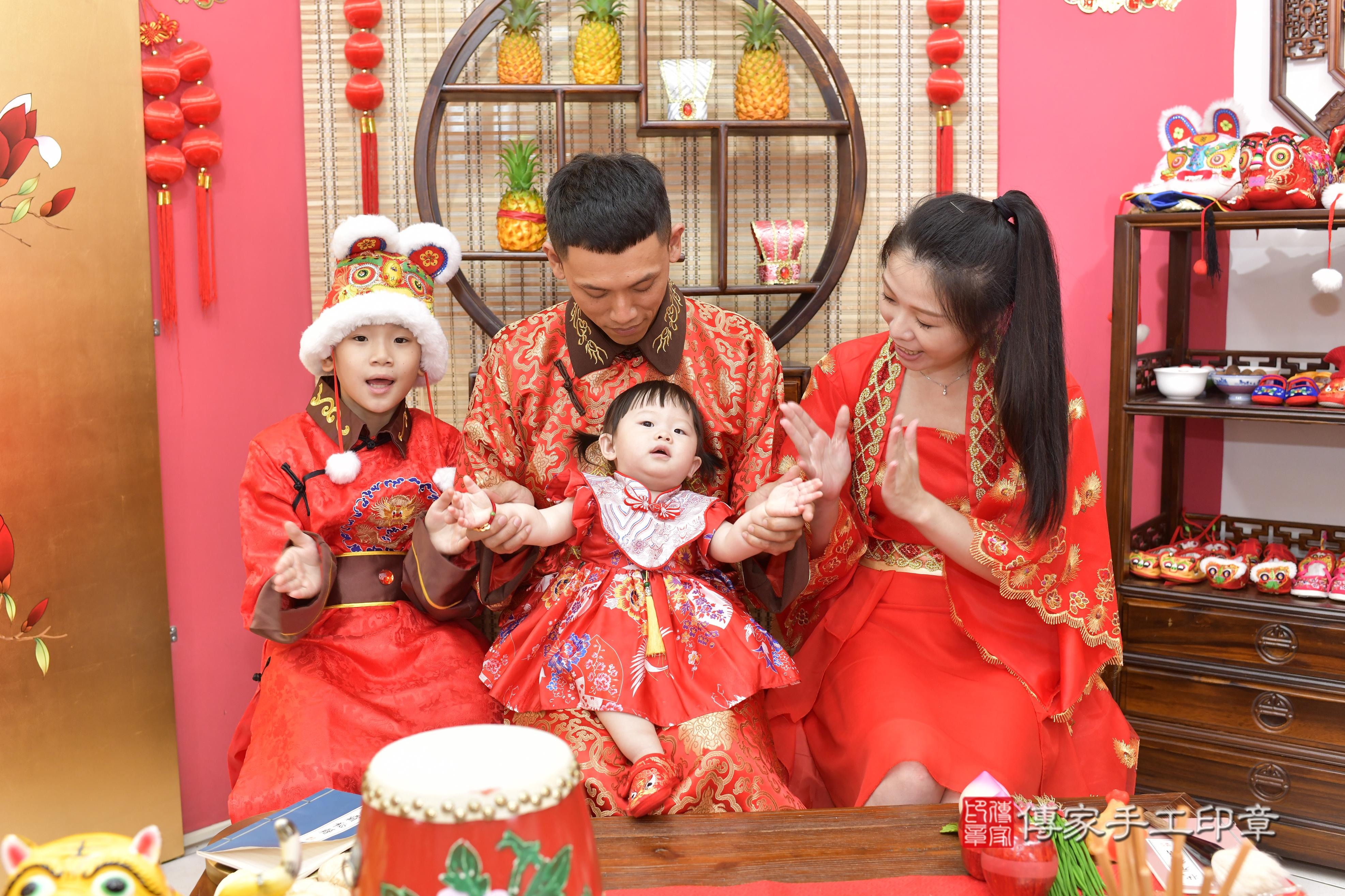 傳家手工印章新竹店、抓周、度脺、美式風會場、傳家嬰兒古禮、吉祥話、抓周道具物品24種、拍照。抓周證書。寶寶抓周、滿周歲、生日快樂、祝福