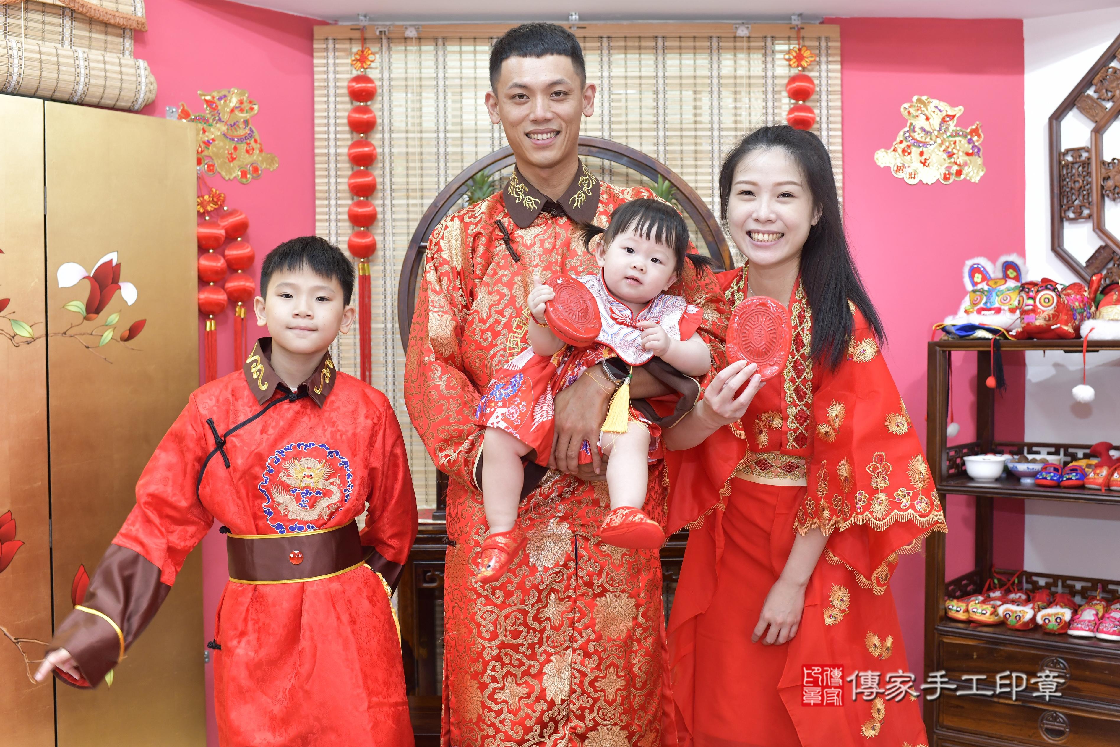 傳家手工印章新竹店、抓周、度脺、美式風會場、傳家嬰兒古禮、吉祥話、抓周道具物品24種、拍照。抓周證書。寶寶抓周、滿周歲、生日快樂、祝福