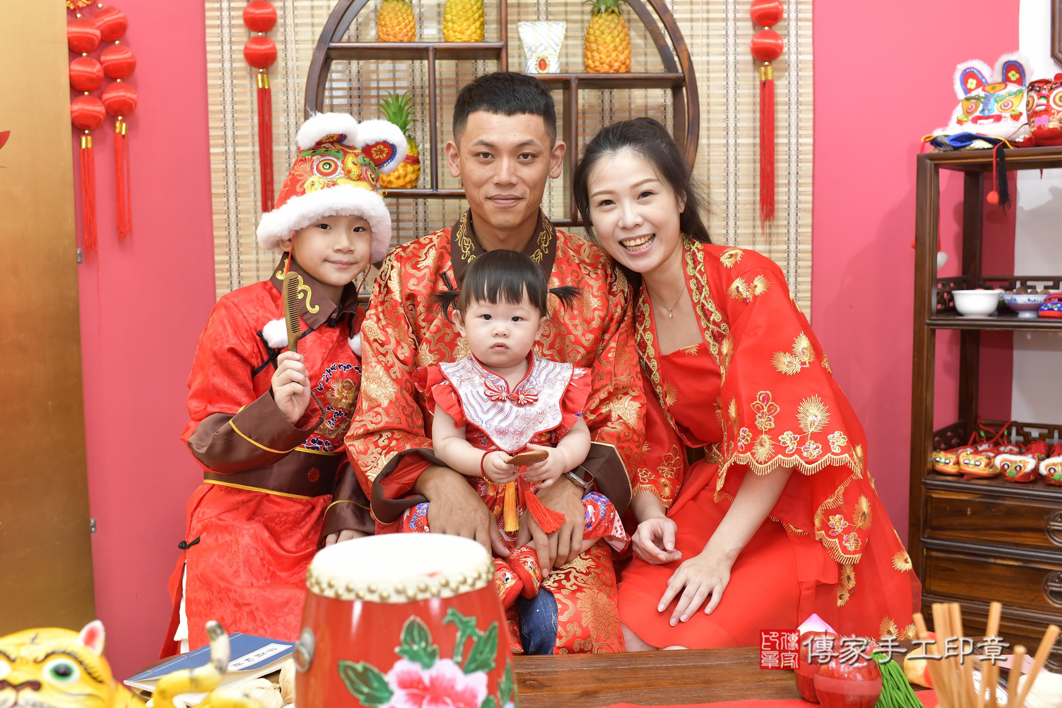 傳家手工印章新竹店、抓周、度脺、美式風會場、傳家嬰兒古禮、吉祥話、抓周道具物品24種、拍照。抓周證書。寶寶抓周、滿周歲、生日快樂、祝福