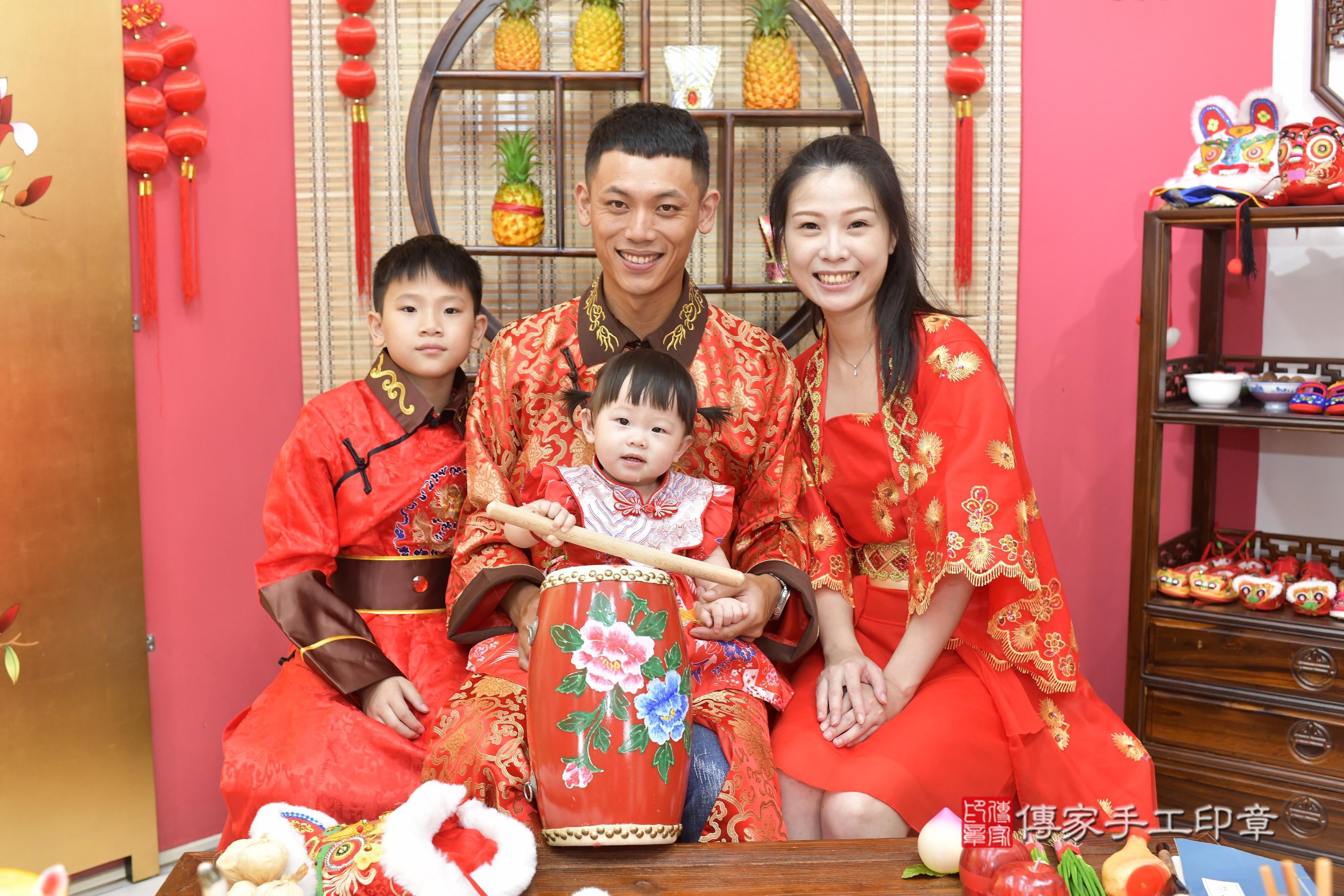 傳家手工印章新竹店、抓周、度脺、美式風會場、傳家嬰兒古禮、吉祥話、抓周道具物品24種、拍照。抓周證書。寶寶抓周、滿周歲、生日快樂、祝福