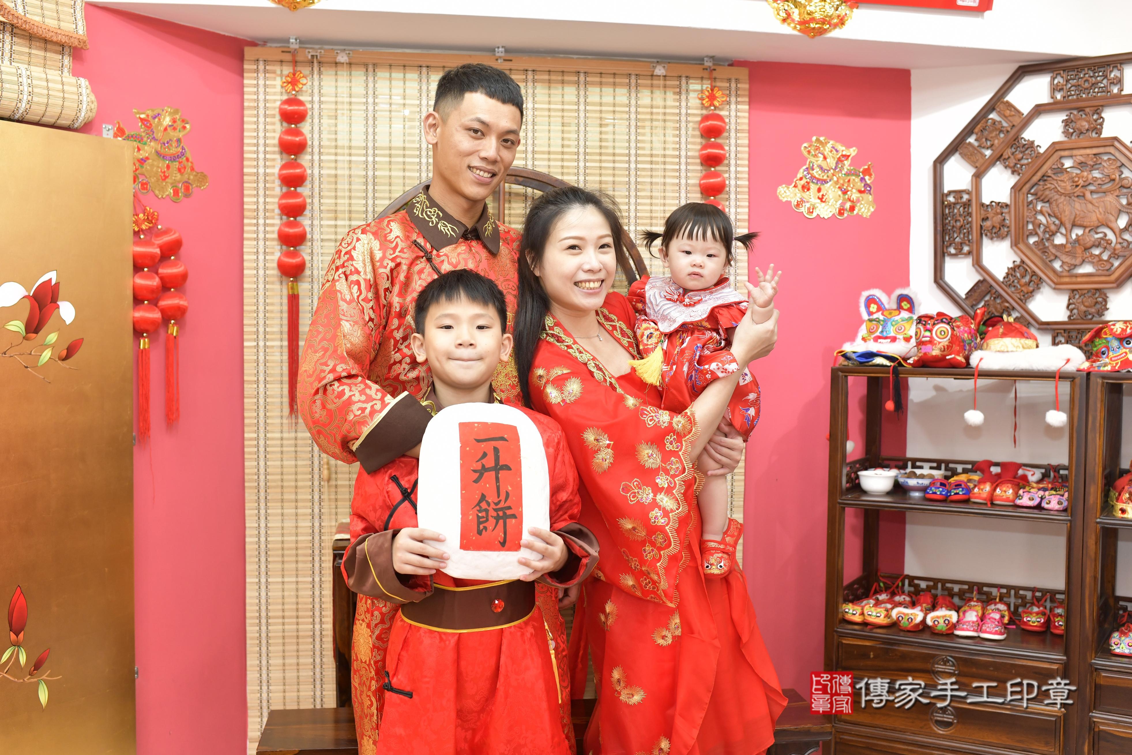 傳家手工印章新竹店、抓周、度脺、美式風會場、傳家嬰兒古禮、吉祥話、抓周道具物品24種、拍照。抓周證書。寶寶抓周、滿周歲、生日快樂、祝福