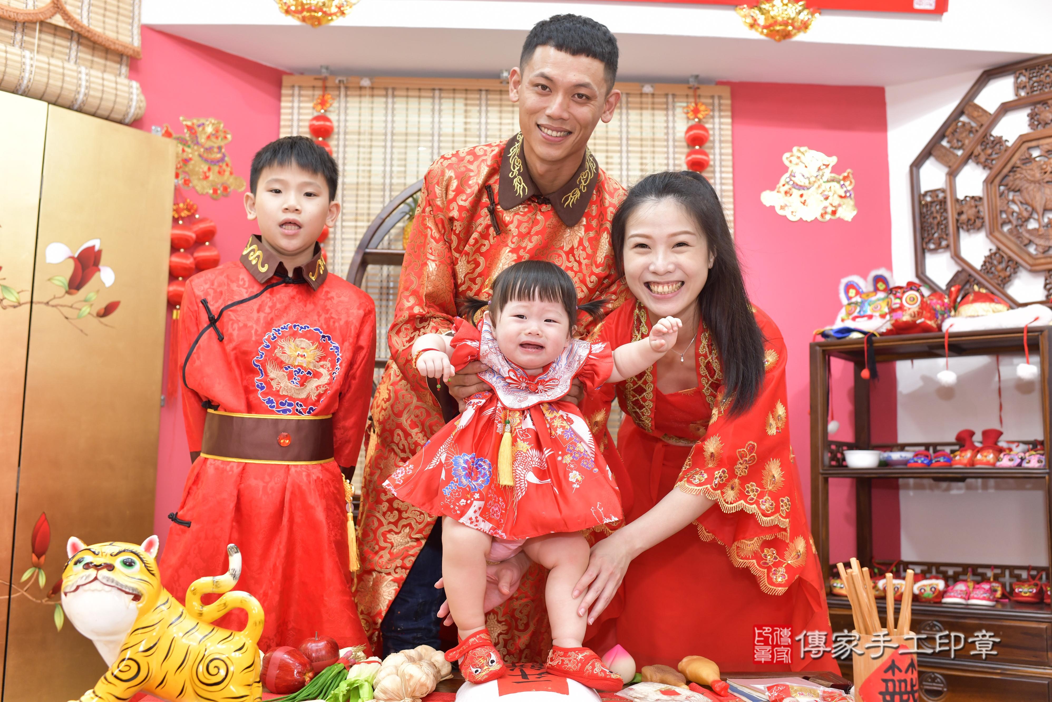 傳家手工印章新竹店、抓周、度脺、美式風會場、傳家嬰兒古禮、吉祥話、抓周道具物品24種、拍照。抓周證書。寶寶抓周、滿周歲、生日快樂、祝福