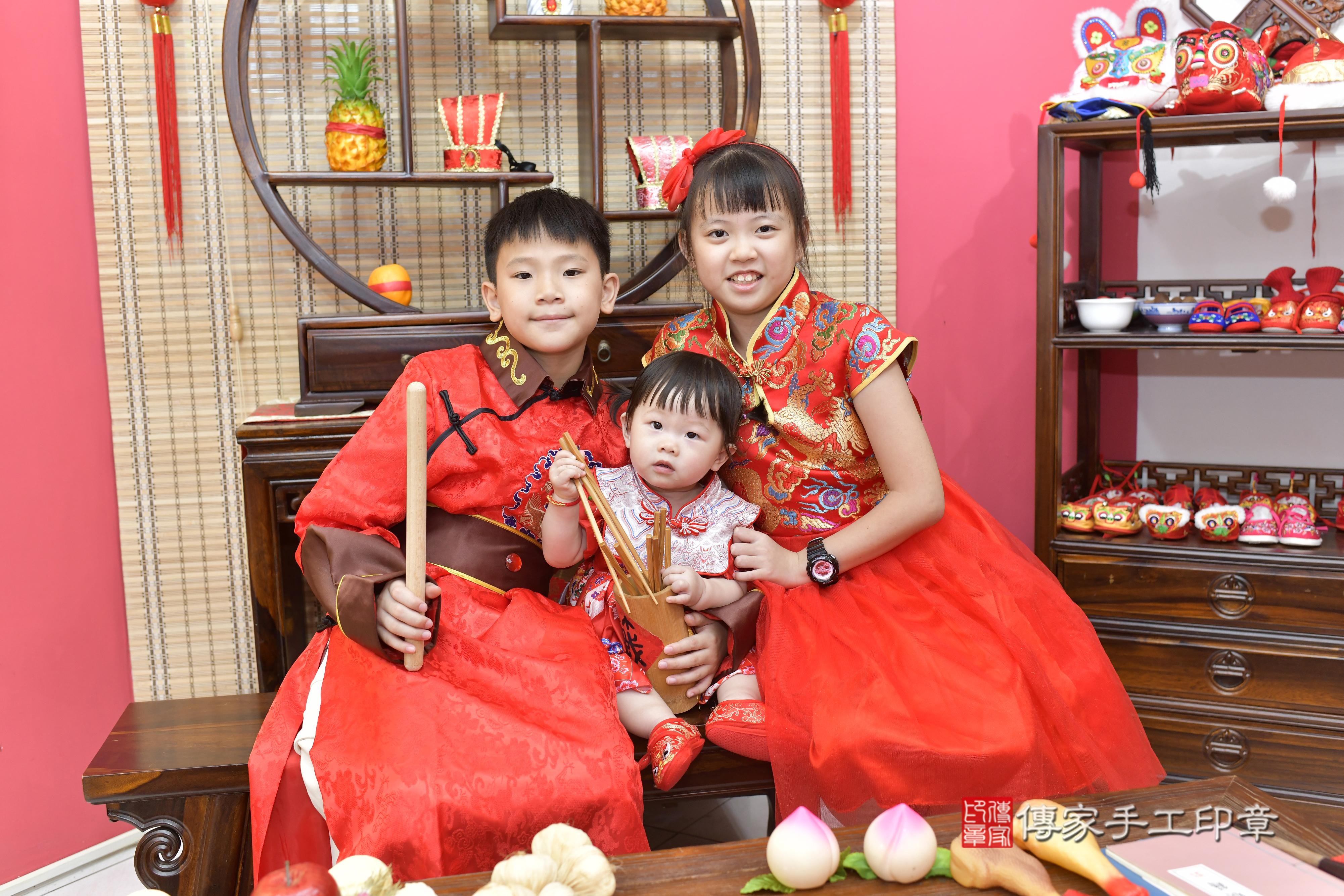 傳家手工印章新竹店、抓周、度脺、美式風會場、傳家嬰兒古禮、吉祥話、抓周道具物品24種、拍照。抓周證書。寶寶抓周、滿周歲、生日快樂、祝福