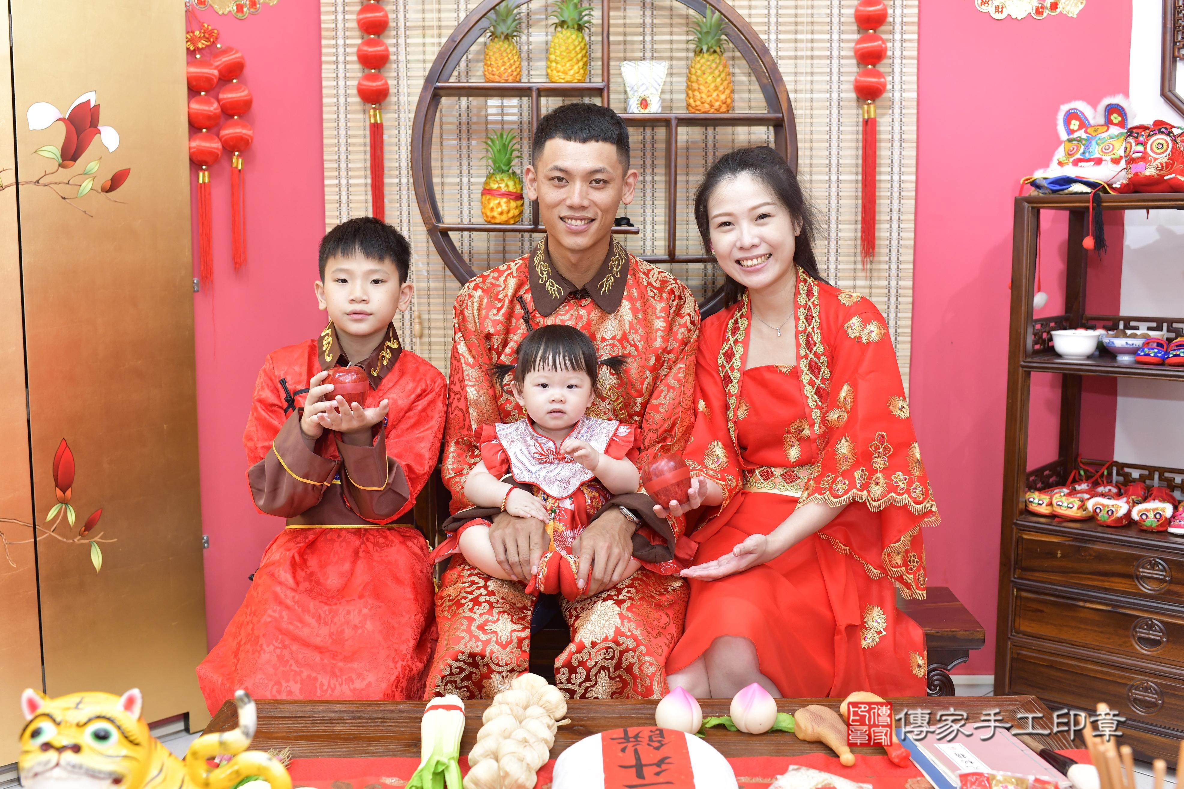 傳家手工印章新竹店、抓周、度脺、美式風會場、傳家嬰兒古禮、吉祥話、抓周道具物品24種、拍照。抓周證書。寶寶抓周、滿周歲、生日快樂、祝福