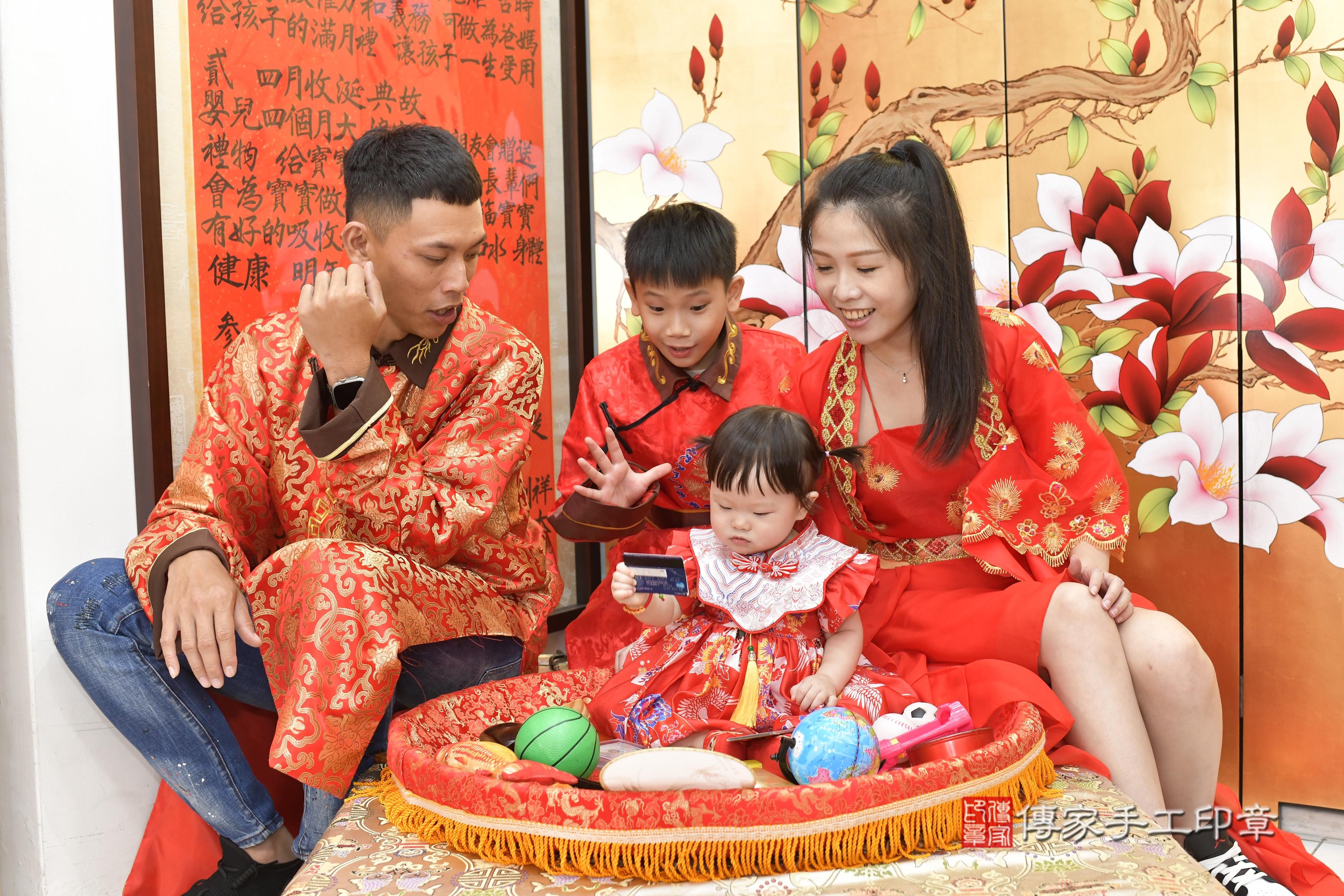 傳家手工印章新竹店、抓周、度脺、美式風會場、傳家嬰兒古禮、吉祥話、抓周道具物品24種、拍照。抓周證書。寶寶抓周、滿周歲、生日快樂、祝福