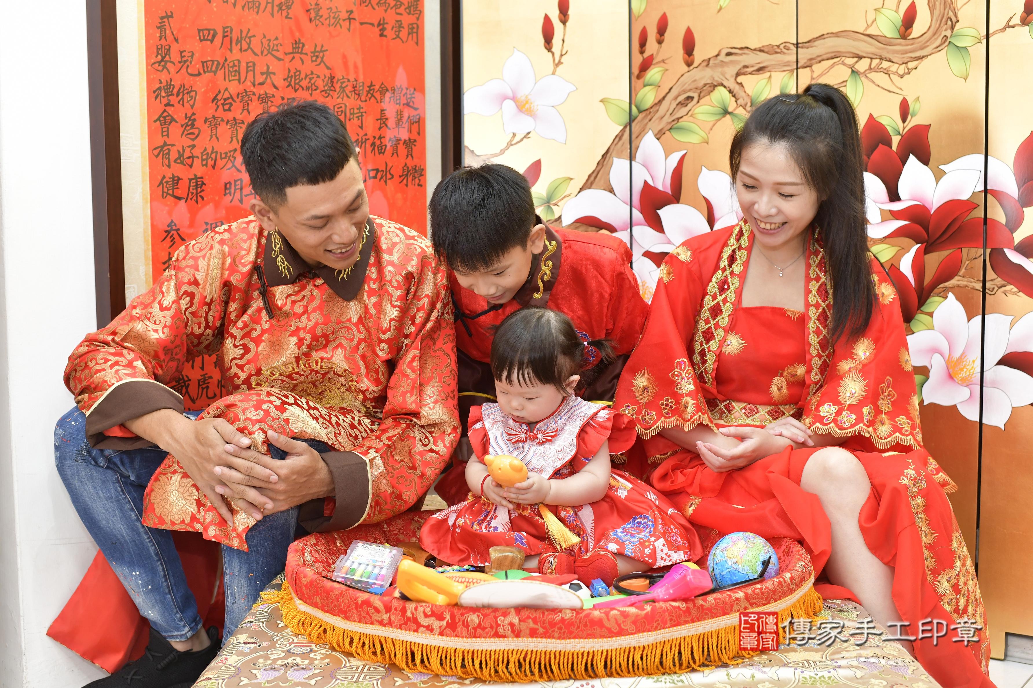 傳家手工印章新竹店、抓周、度脺、美式風會場、傳家嬰兒古禮、吉祥話、抓周道具物品24種、拍照。抓周證書。寶寶抓周、滿周歲、生日快樂、祝福