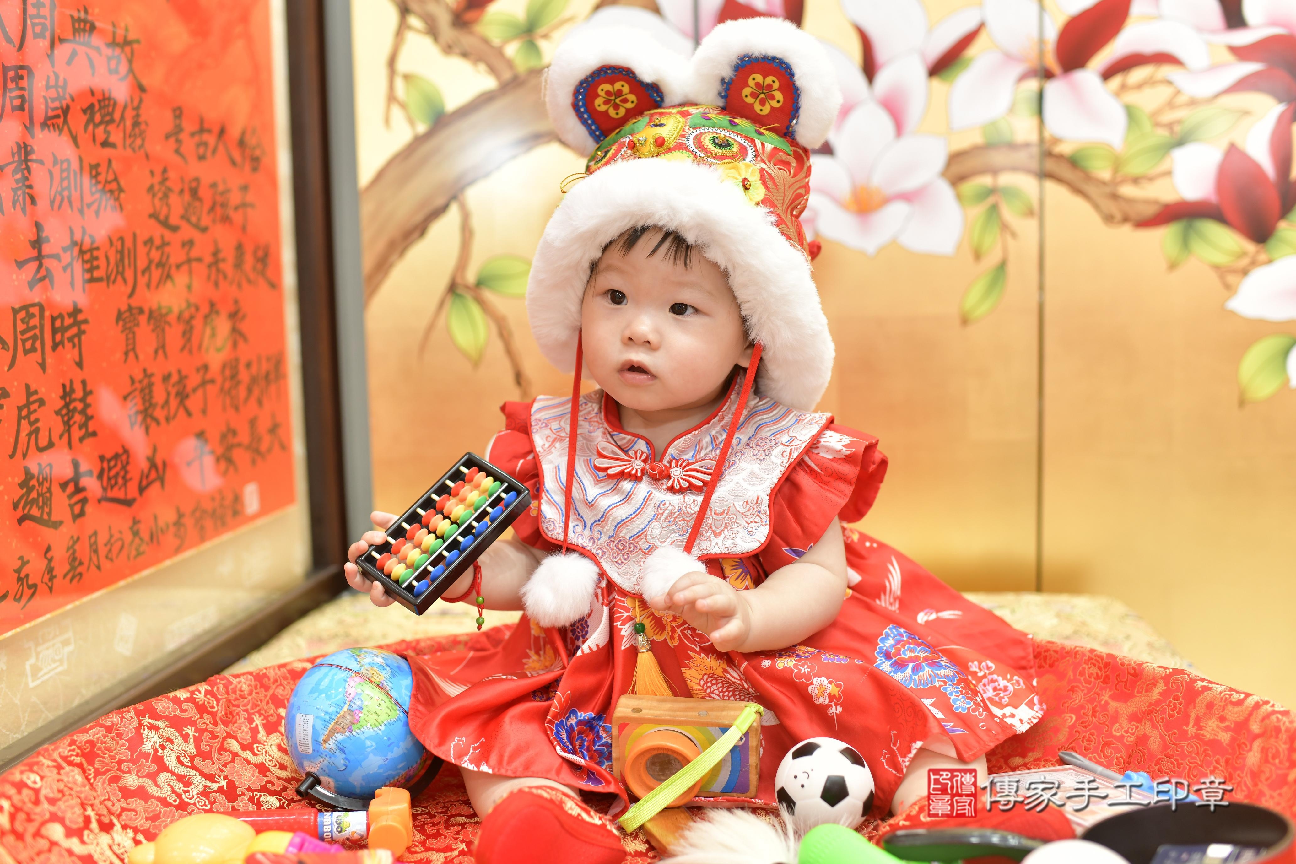 傳家手工印章新竹店、抓周、度脺、美式風會場、傳家嬰兒古禮、吉祥話、抓周道具物品24種、拍照。抓周證書。寶寶抓周、滿周歲、生日快樂、祝福