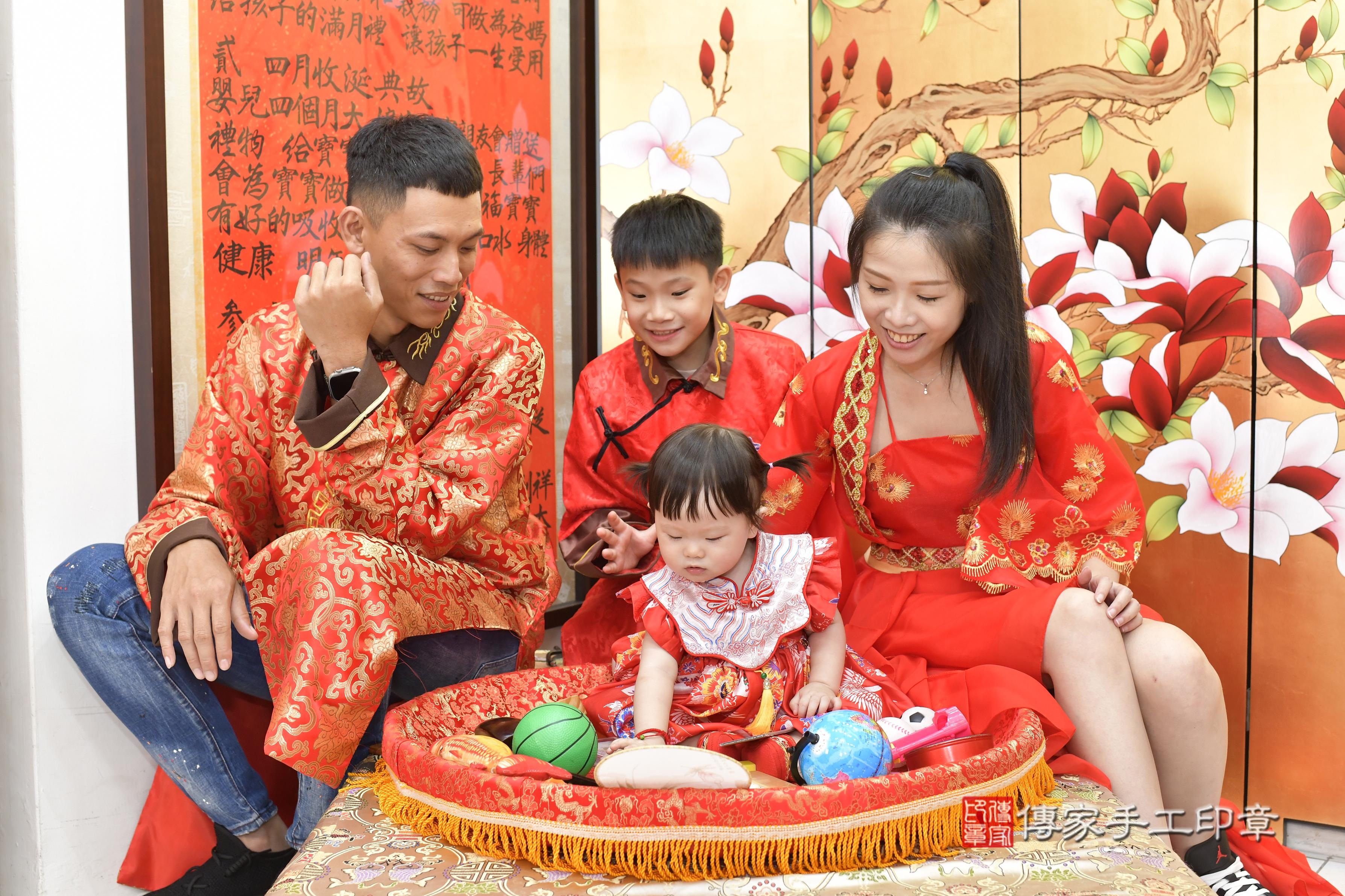 傳家手工印章新竹店、抓周、度脺、美式風會場、傳家嬰兒古禮、吉祥話、抓周道具物品24種、拍照。抓周證書。寶寶抓周、滿周歲、生日快樂、祝福